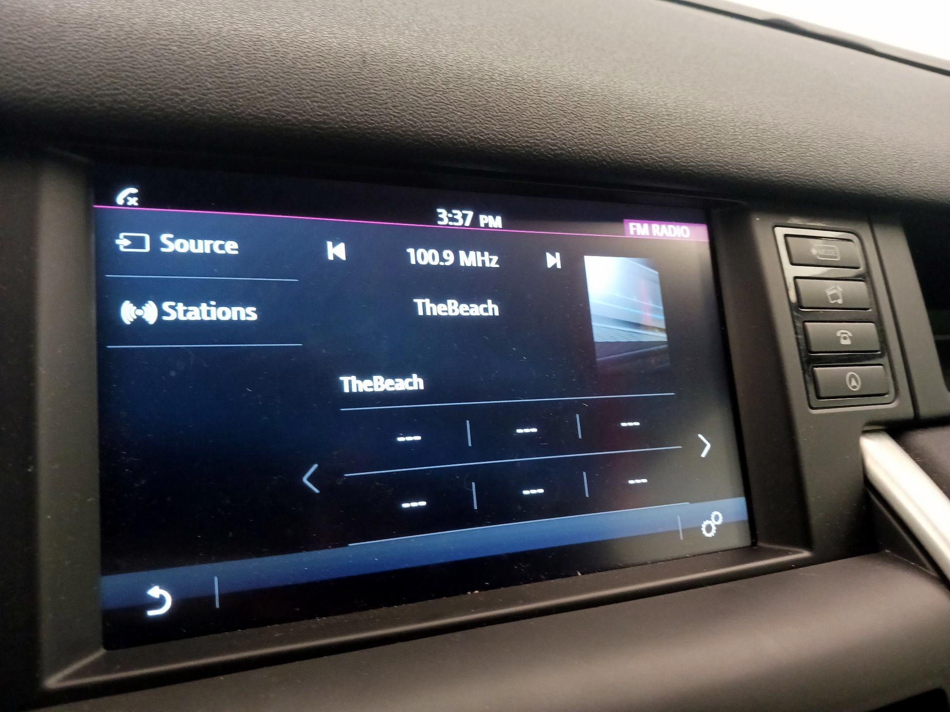 Thumbnail: 2018 Land Rover Discovery Sport - 16