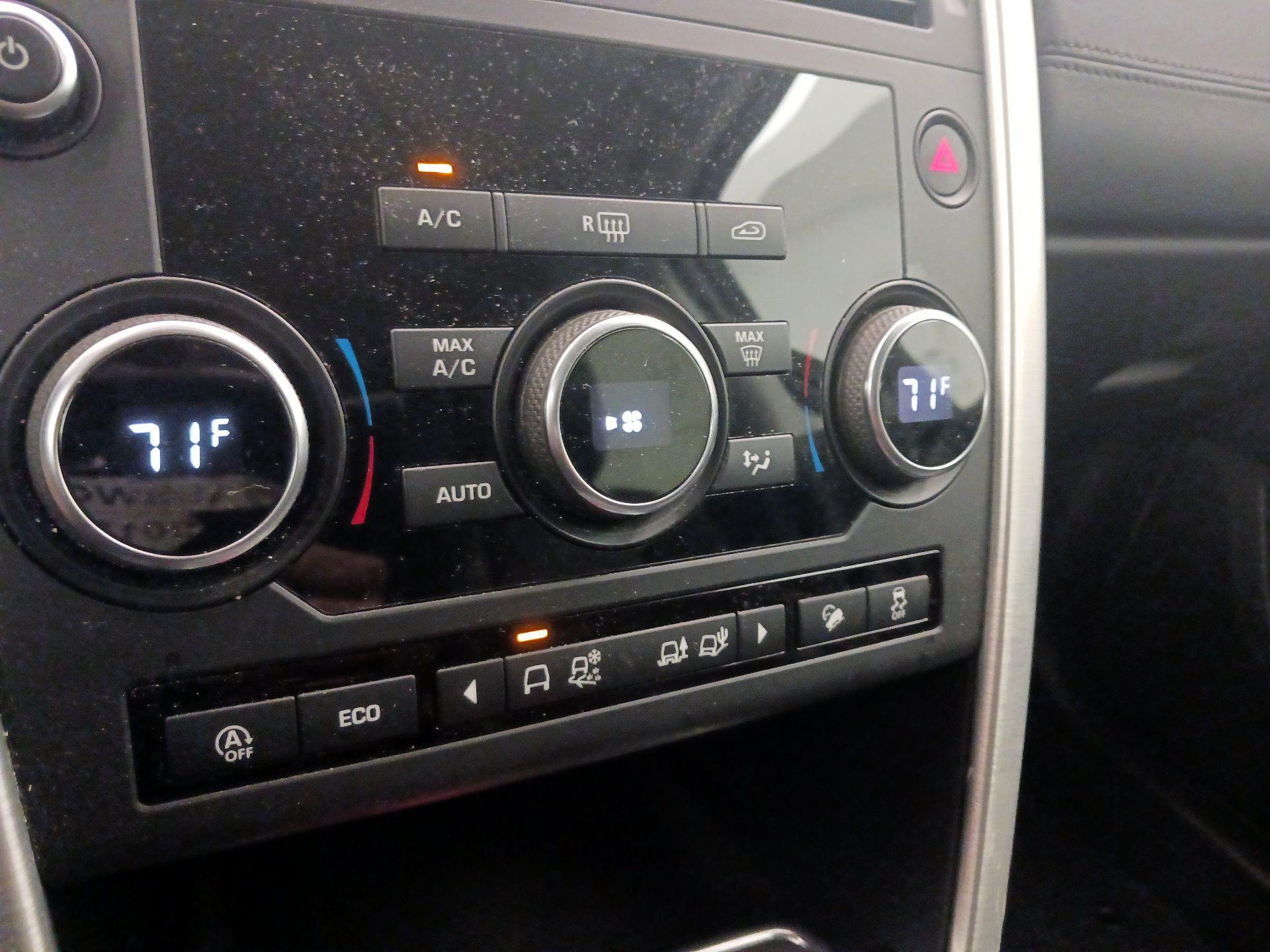 Thumbnail: 2018 Land Rover Discovery Sport - 17