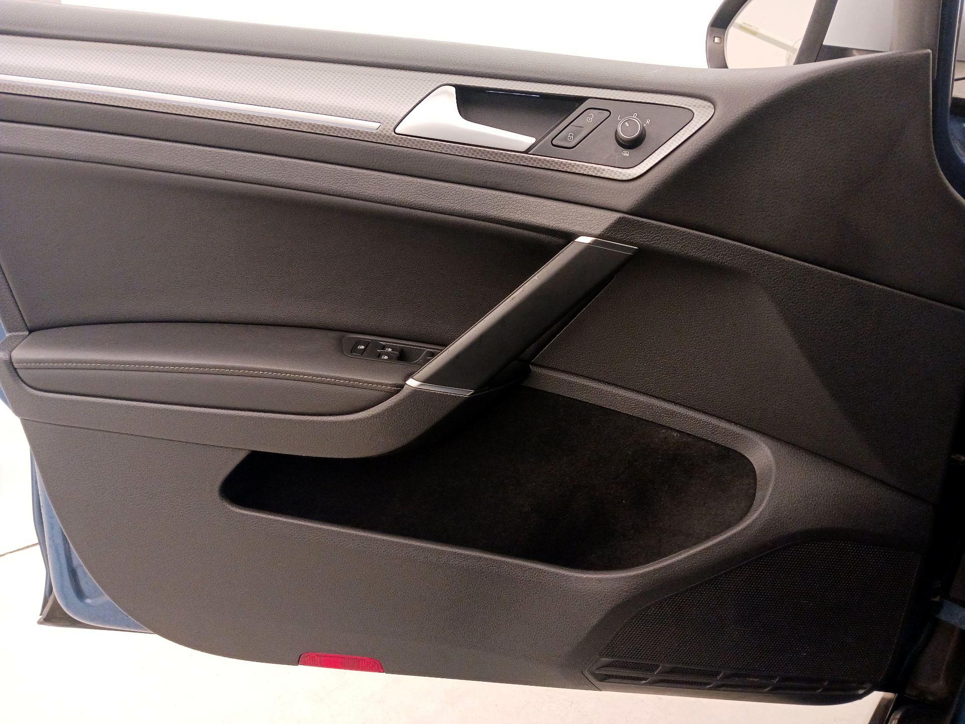 Thumbnail: 2017 Volkswagen Golf - 12