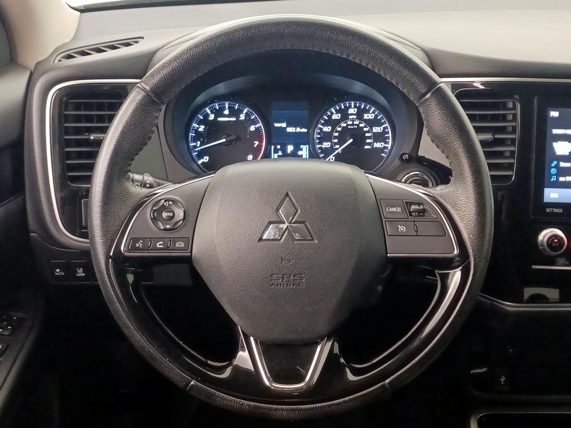 Thumbnail: 2020 Mitsubishi Outlander - 10