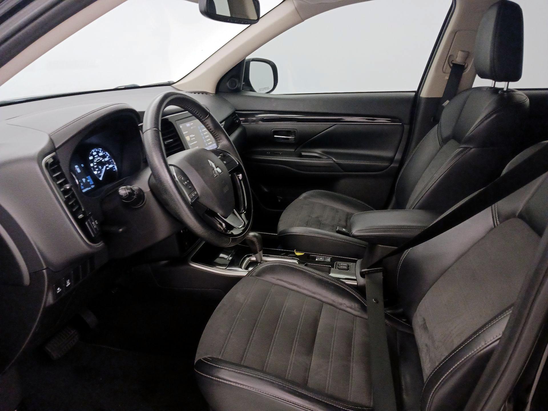 Thumbnail: 2020 Mitsubishi Outlander - 11