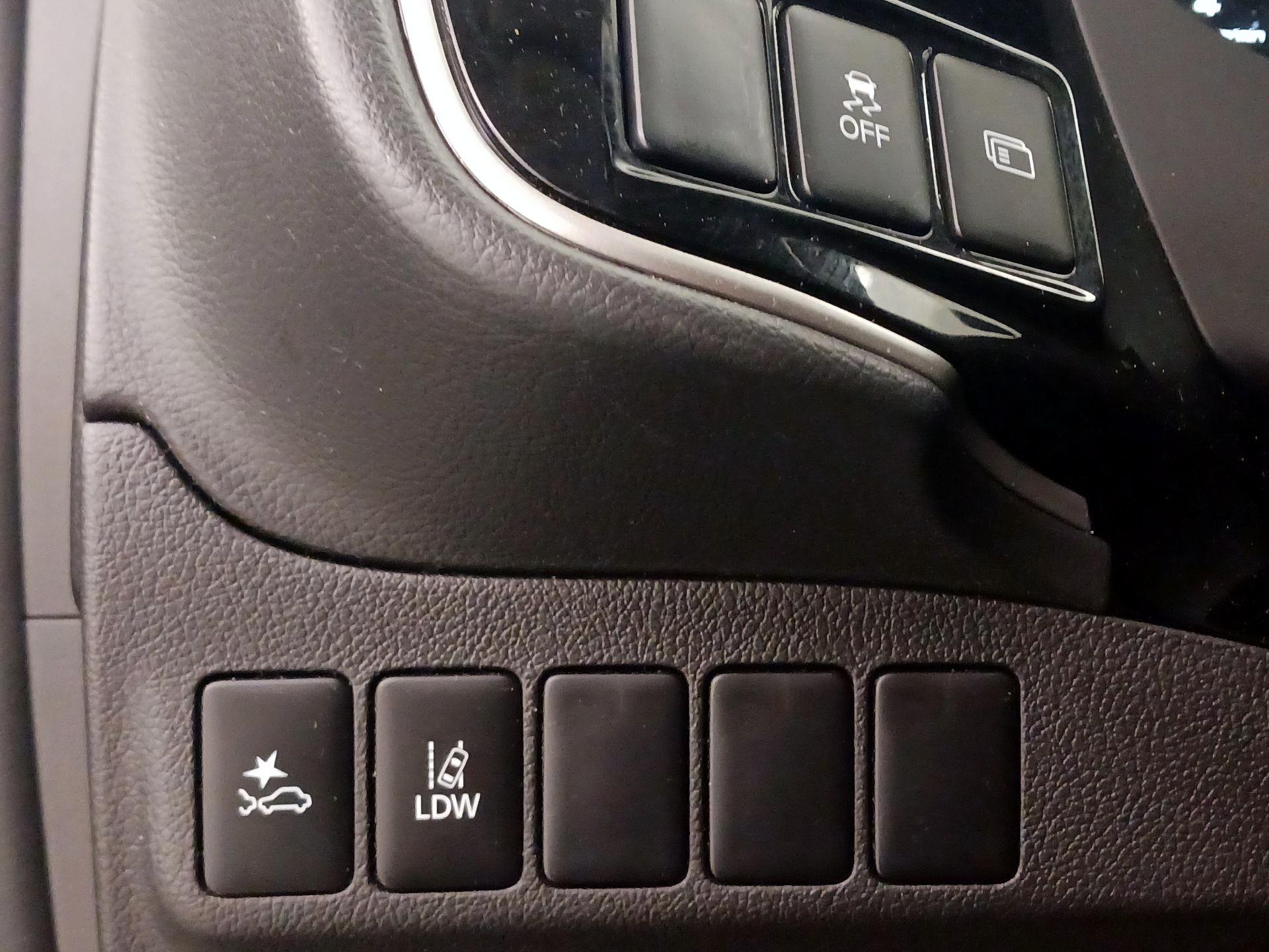 Thumbnail: 2020 Mitsubishi Outlander - 13