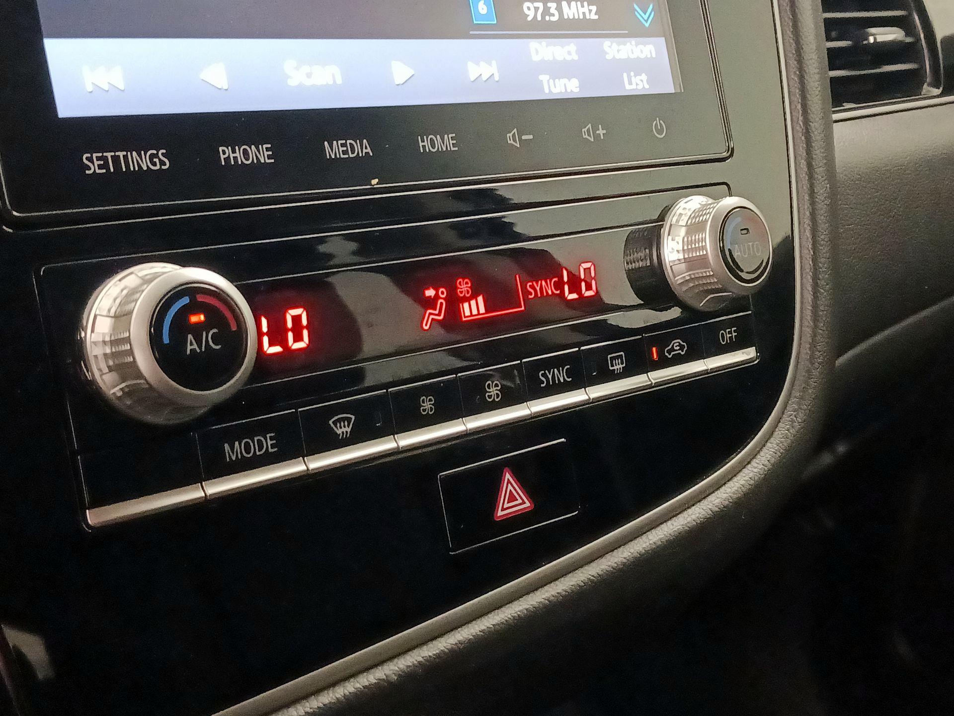 Thumbnail: 2020 Mitsubishi Outlander - 16