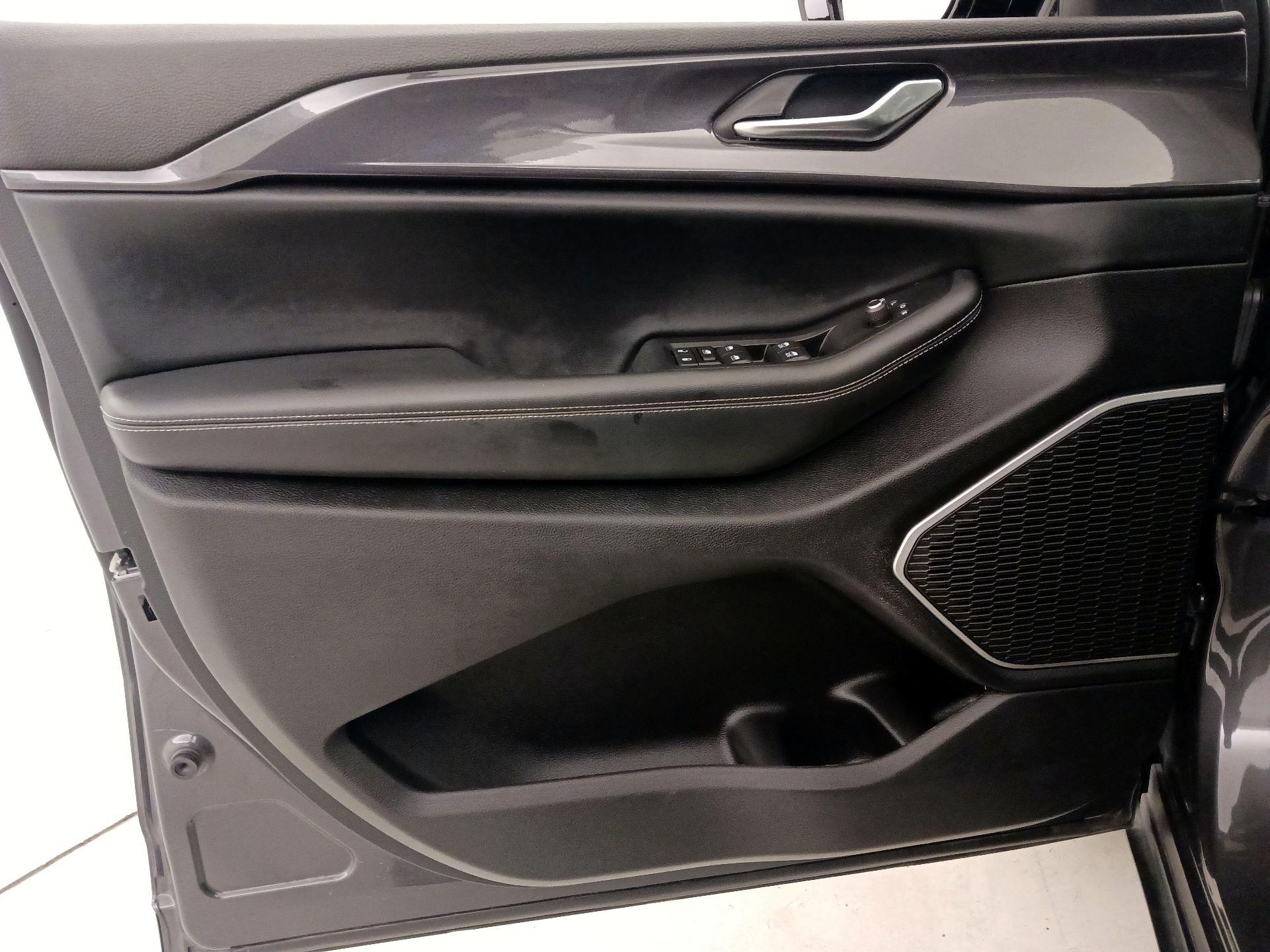 Thumbnail: 2022 Jeep Grand Cherokee - 12