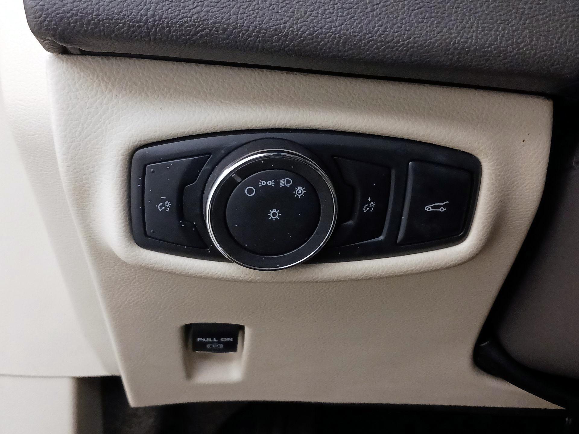 Thumbnail: 2015 Lincoln MKZ - 13