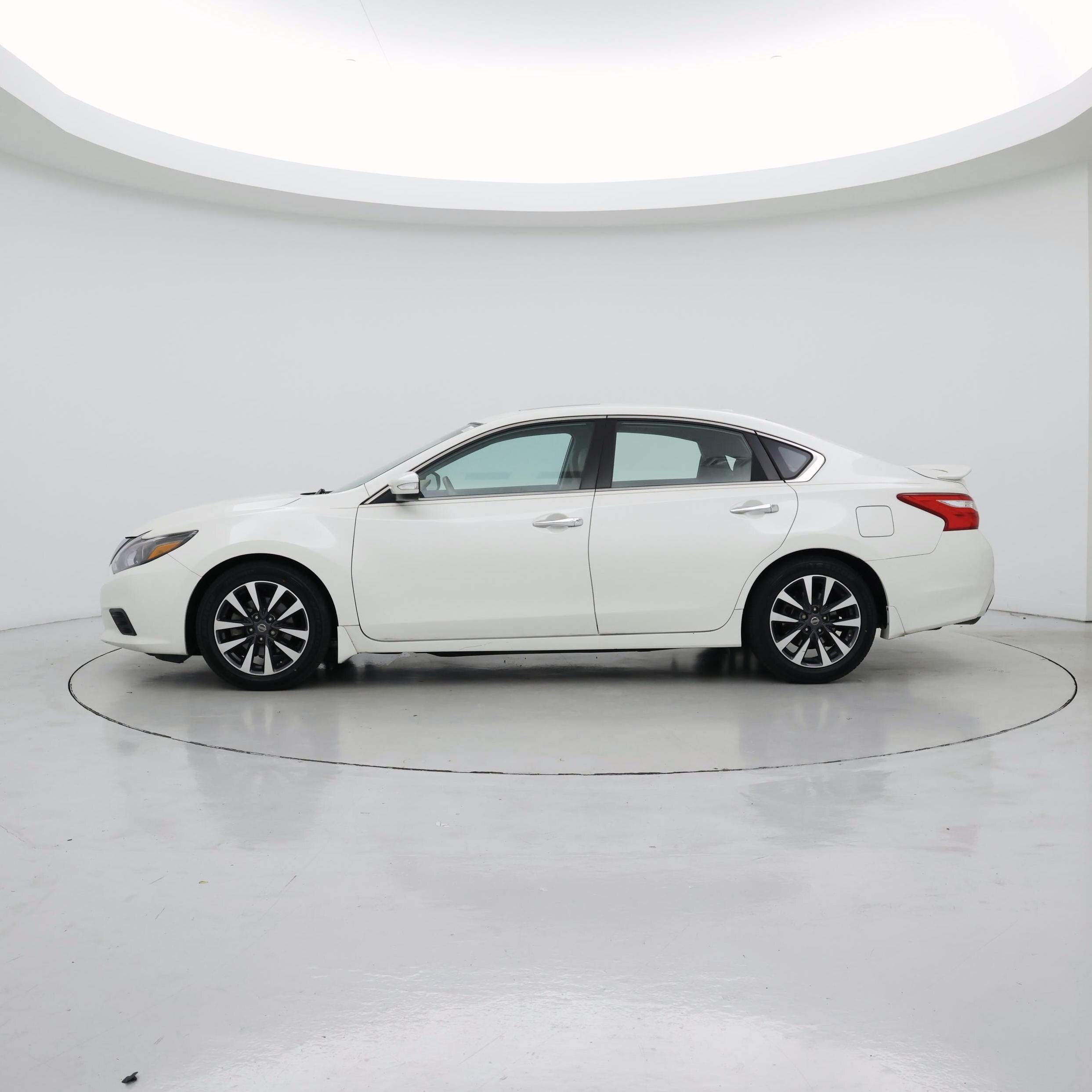 Thumbnail: 2017 Nissan Altima - 3