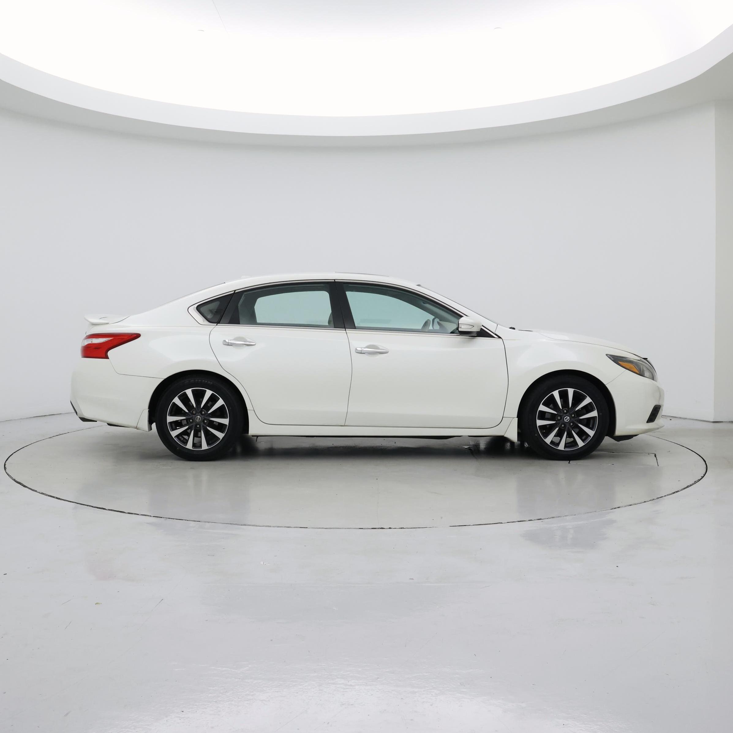 Thumbnail: 2017 Nissan Altima - 7