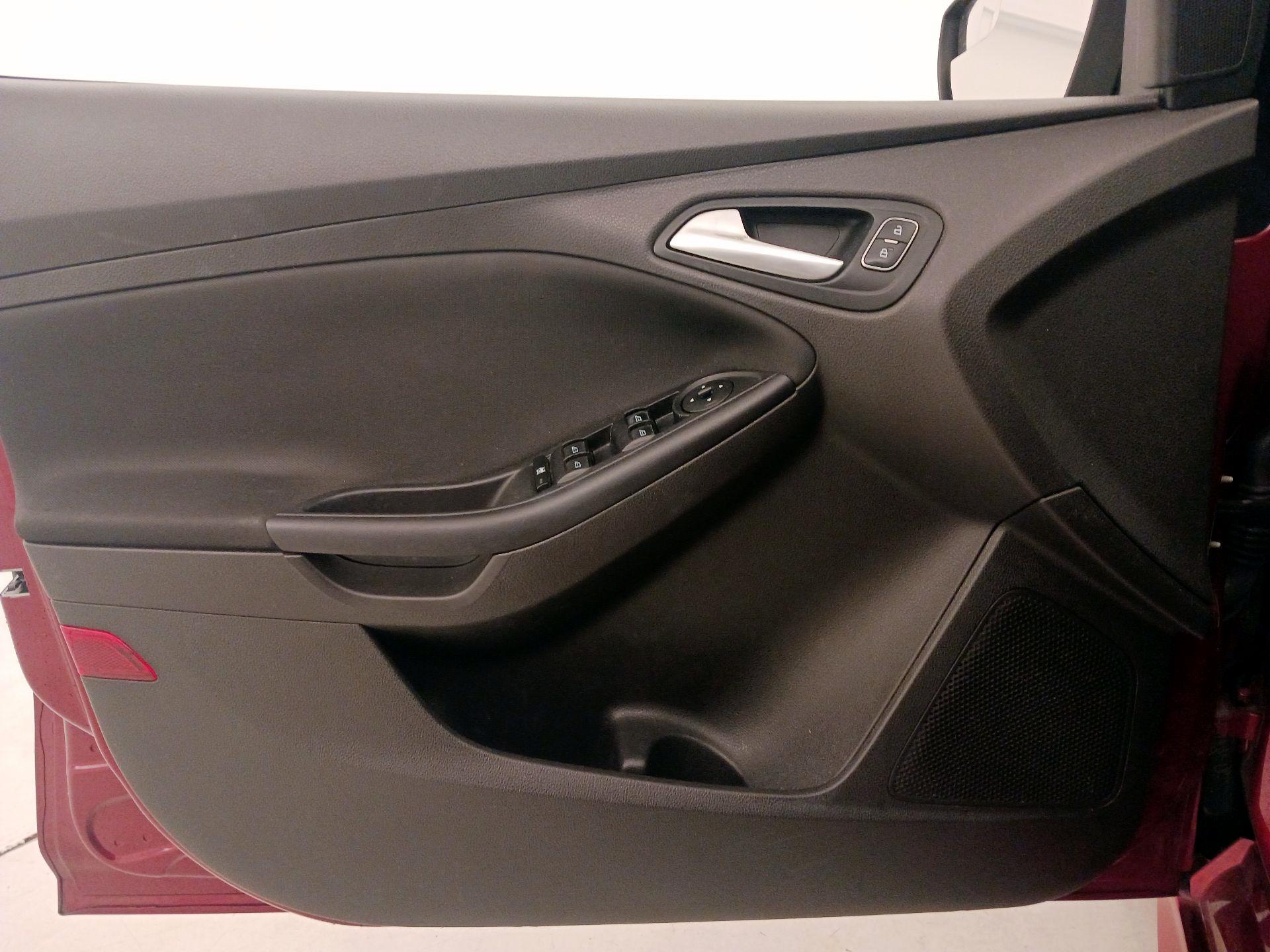 Thumbnail: 2016 Ford Focus - 12