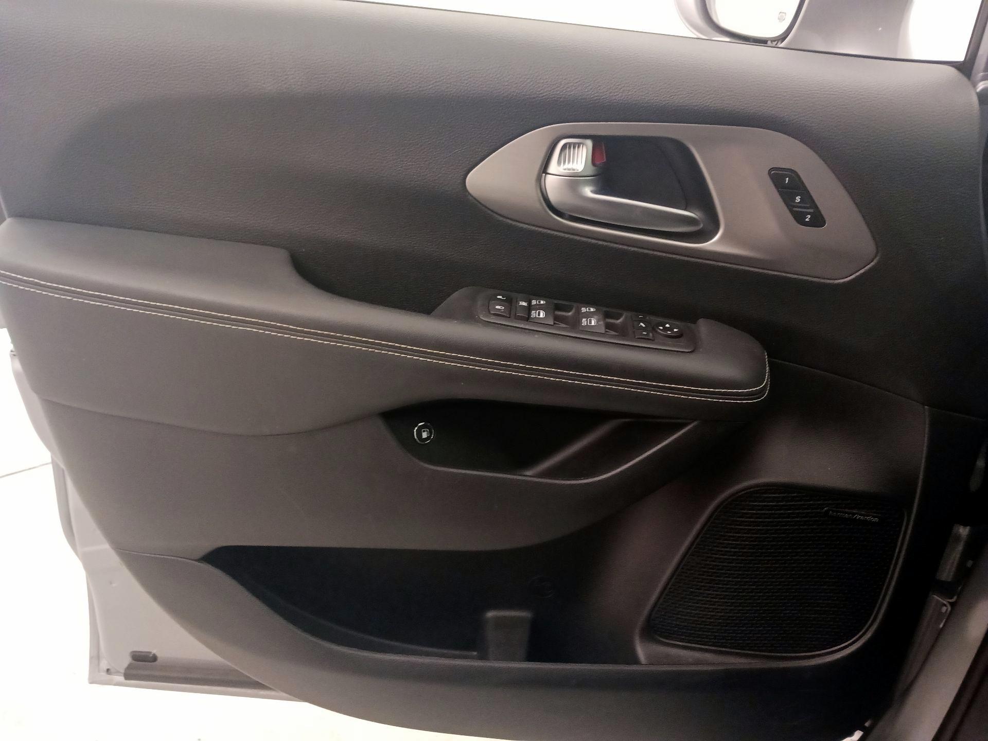 Thumbnail: 2021 Chrysler Pacifica - 12