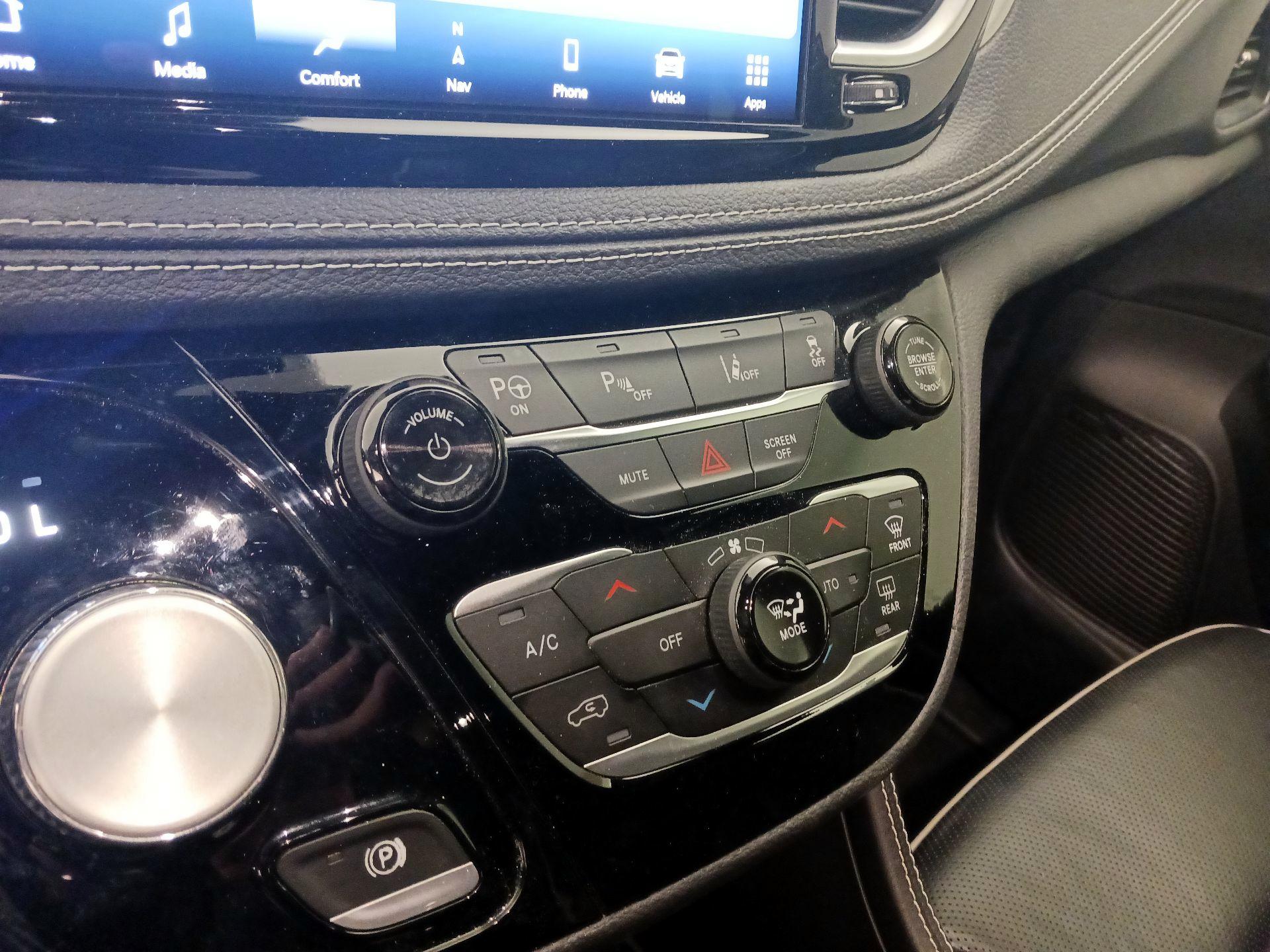 Thumbnail: 2021 Chrysler Pacifica - 17