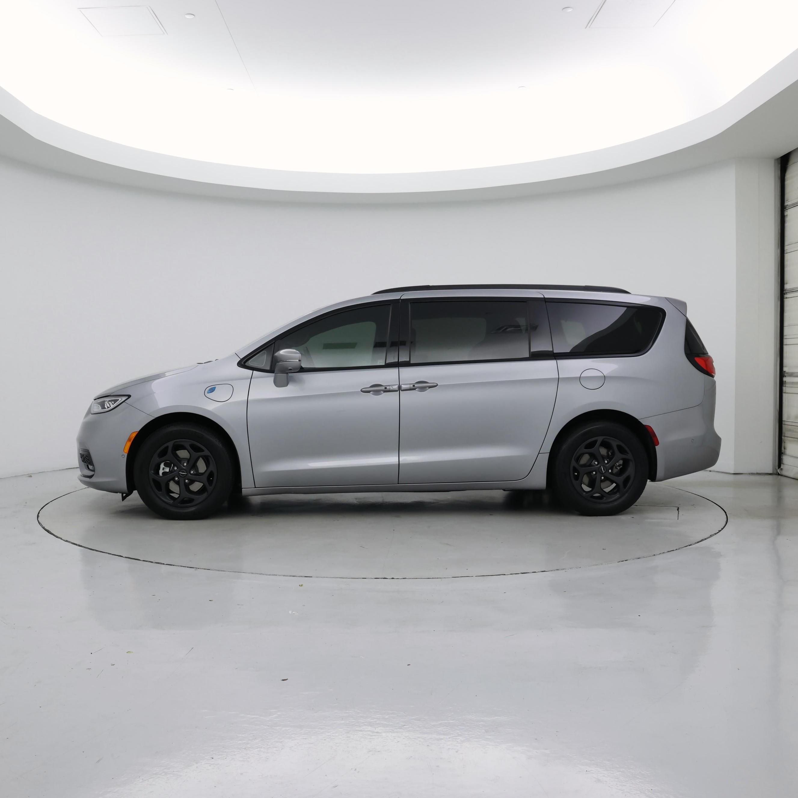 Thumbnail: 2021 Chrysler Pacifica - 3
