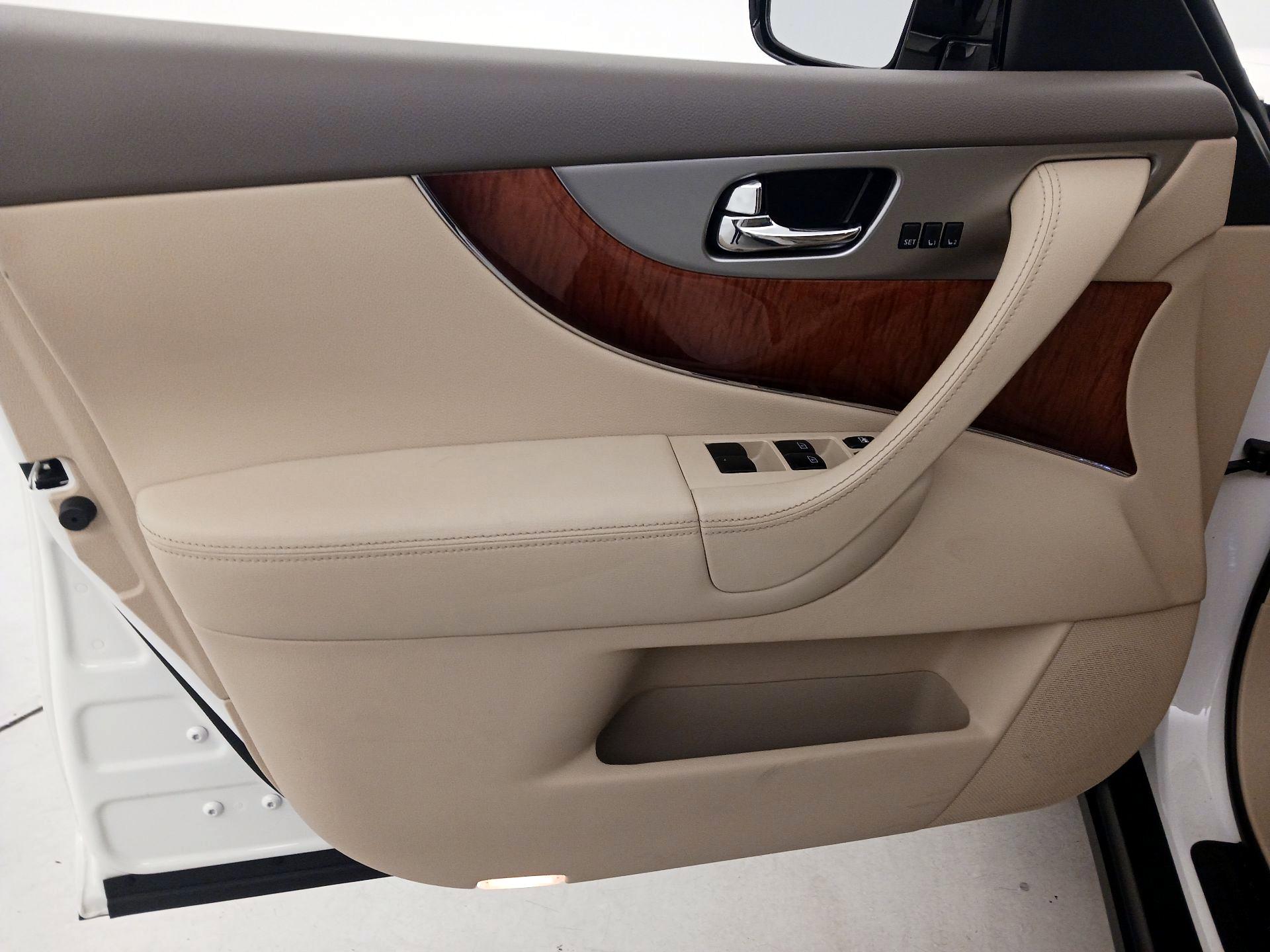 Thumbnail: 2016 INFINITI QX70 - 12