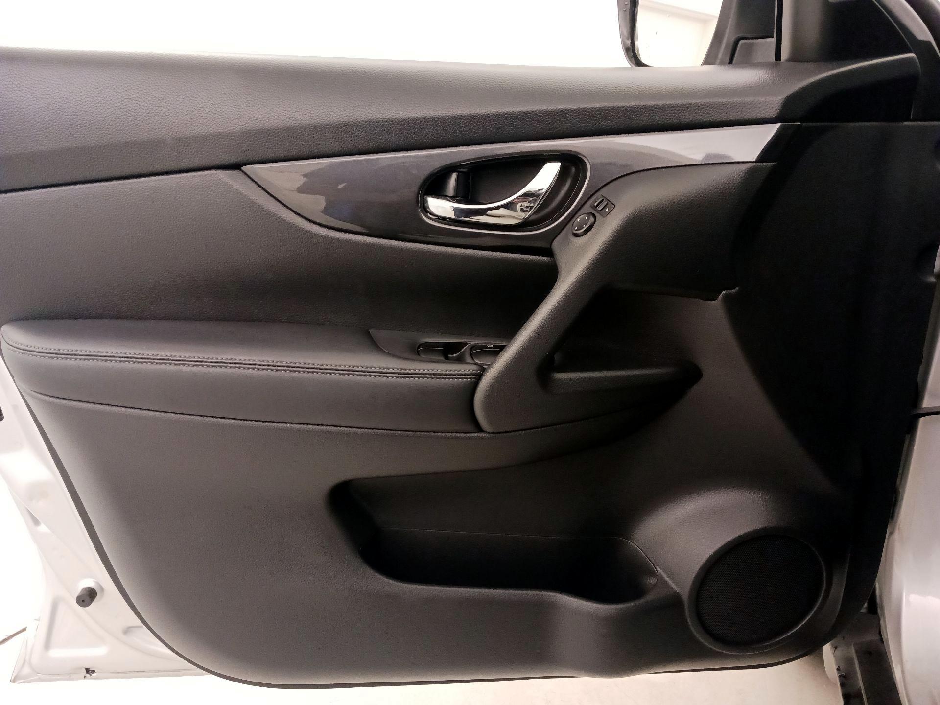 Thumbnail: 2017 Nissan Rogue - 12