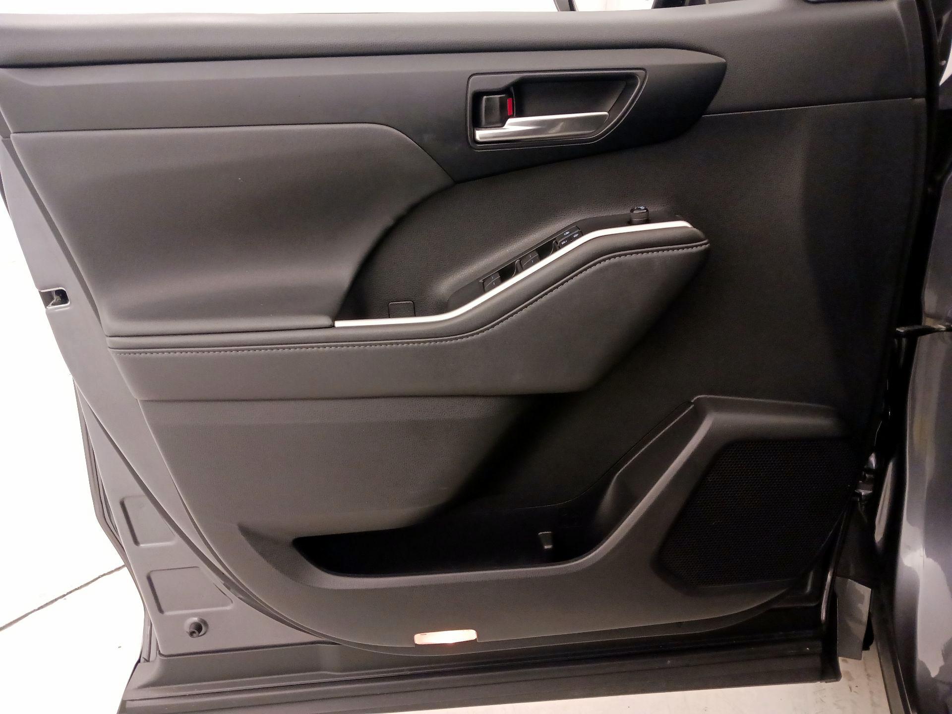 Thumbnail: 2021 Toyota Highlander - 12