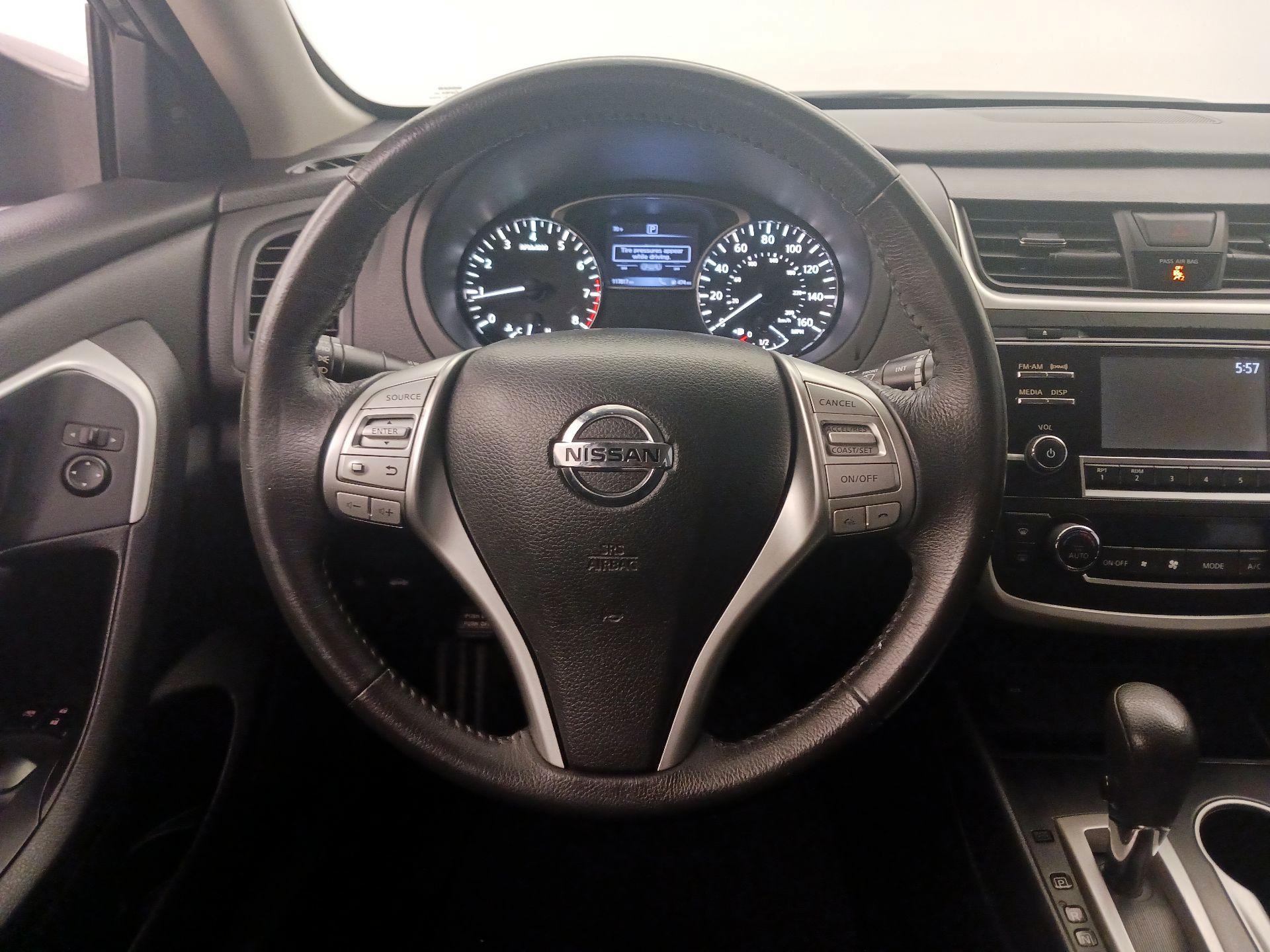 Thumbnail: 2017 Nissan Altima - 10