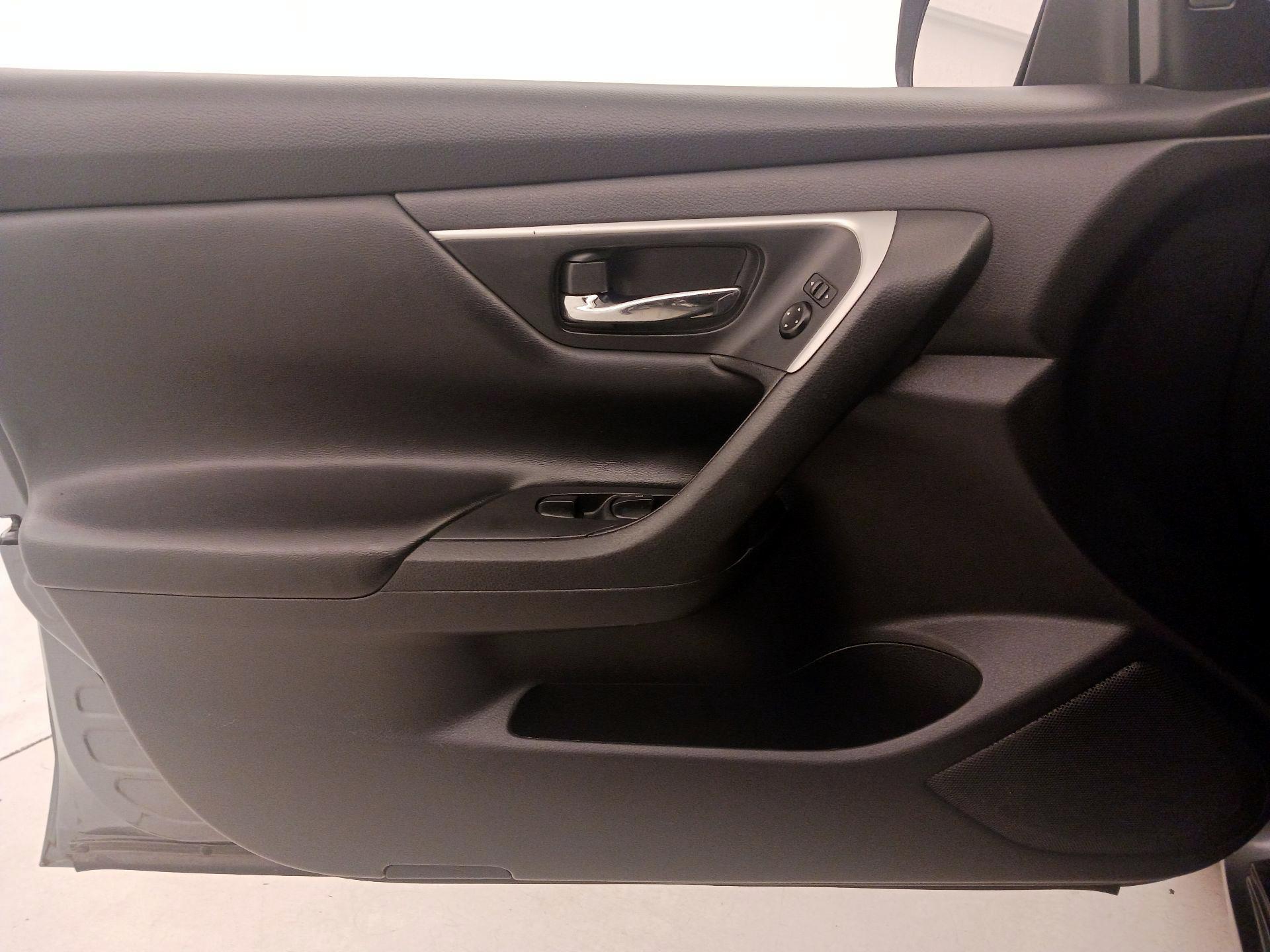 Thumbnail: 2017 Nissan Altima - 12