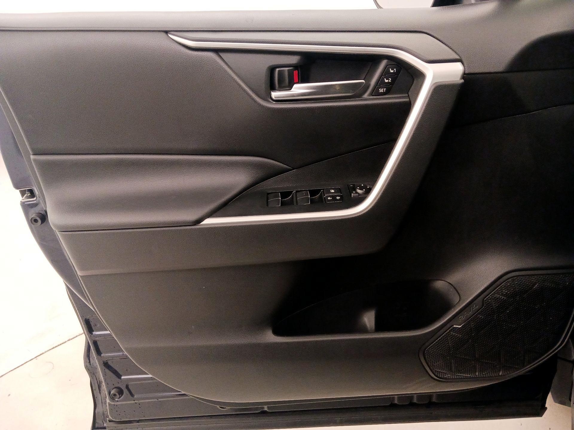 Thumbnail: 2020 Toyota RAV4 - 12