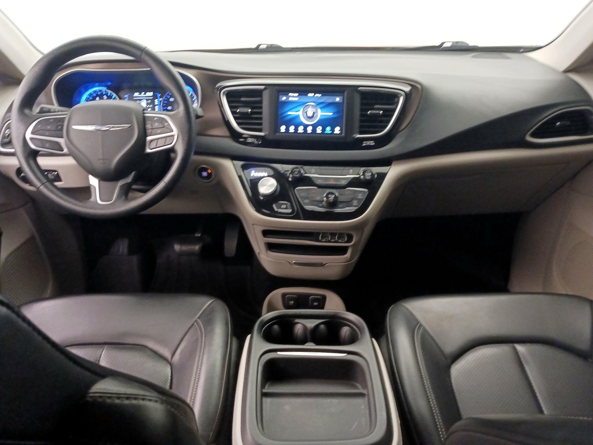 Thumbnail: 2021 Chrysler Voyager - 9