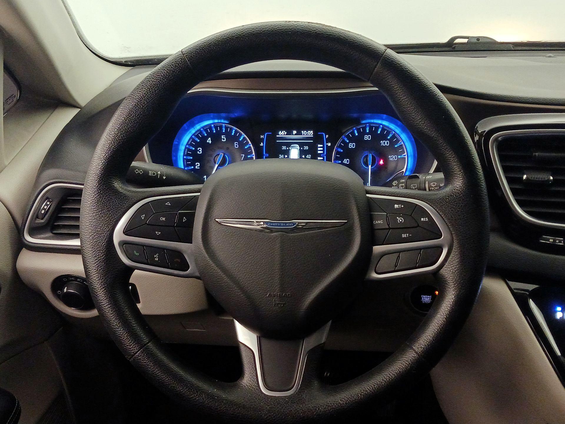 Thumbnail: 2021 Chrysler Voyager - 10