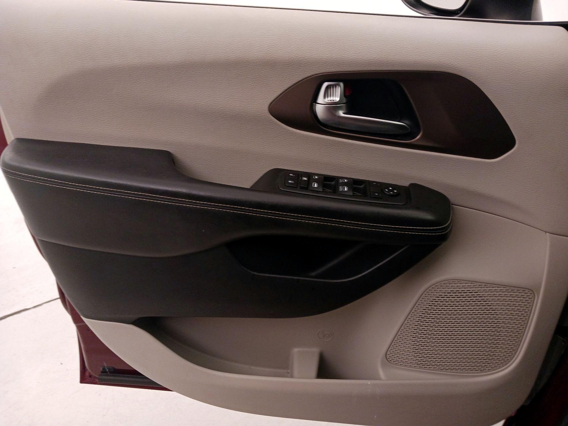 Thumbnail: 2021 Chrysler Voyager - 12