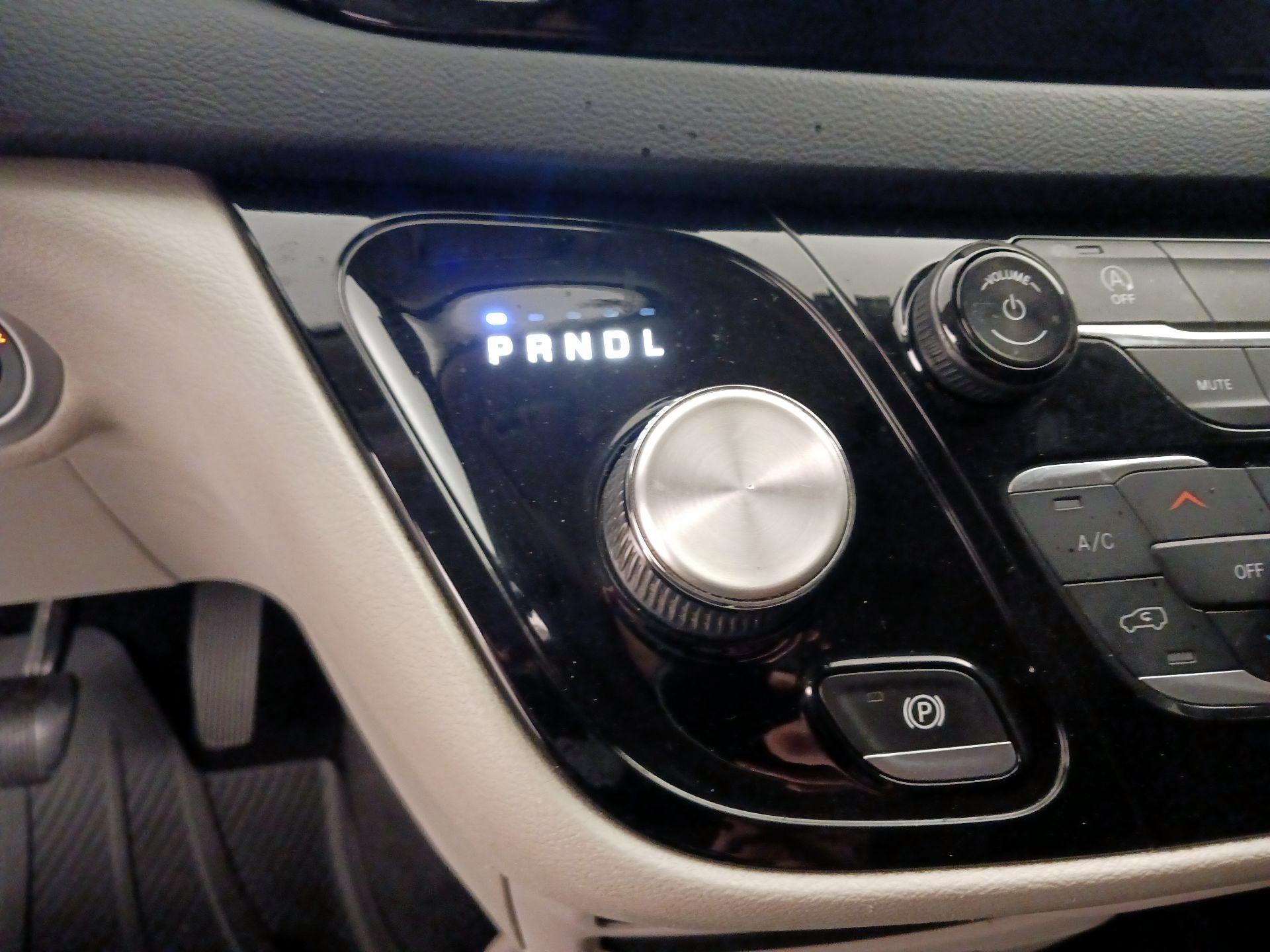 Thumbnail: 2021 Chrysler Voyager - 17