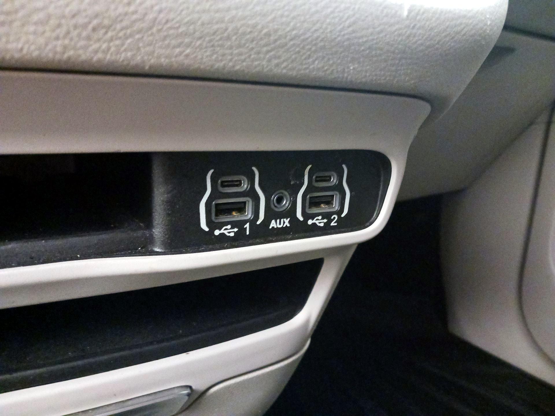 Thumbnail: 2021 Chrysler Voyager - 18