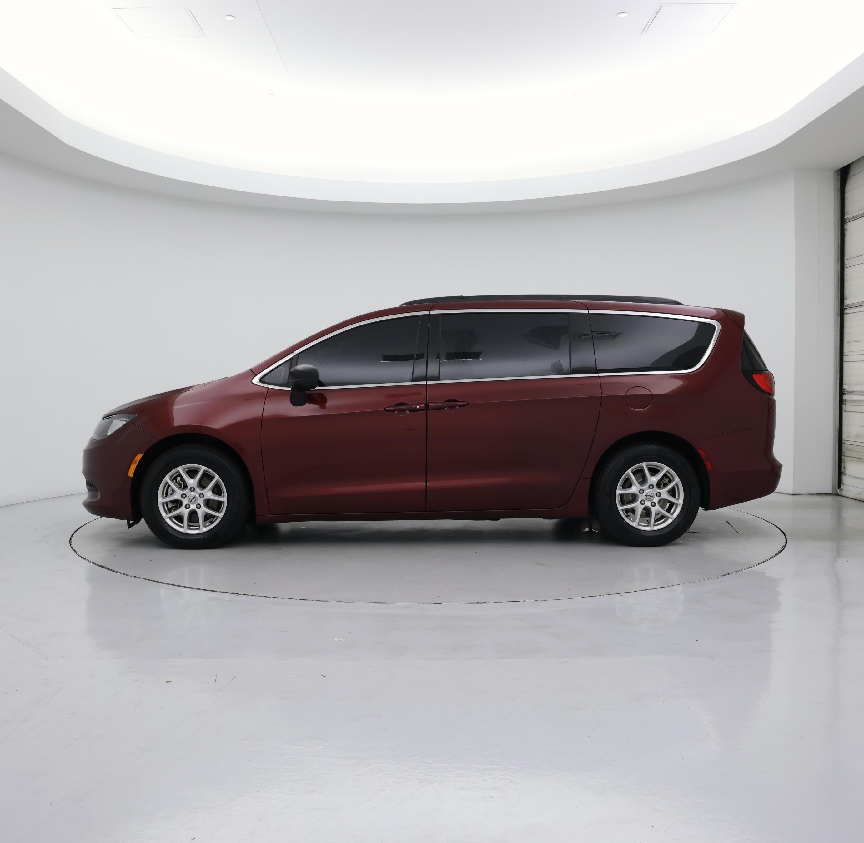 Thumbnail: 2021 Chrysler Voyager - 3