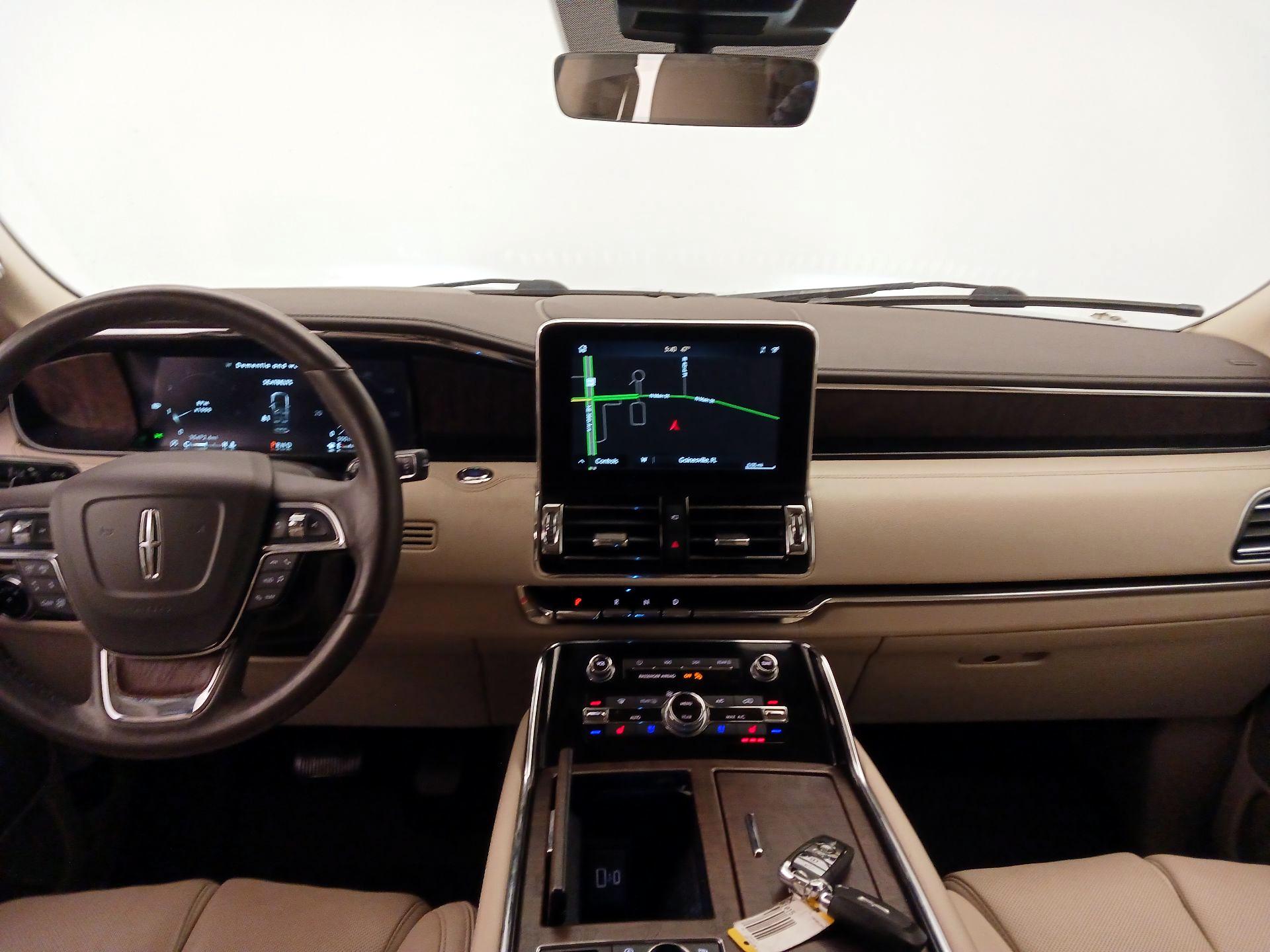 Thumbnail: 2021 Lincoln Navigator L - 9