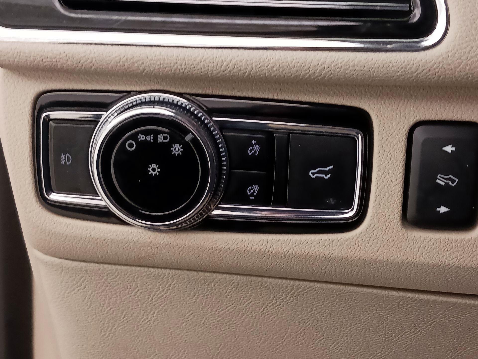 Thumbnail: 2021 Lincoln Navigator L - 13