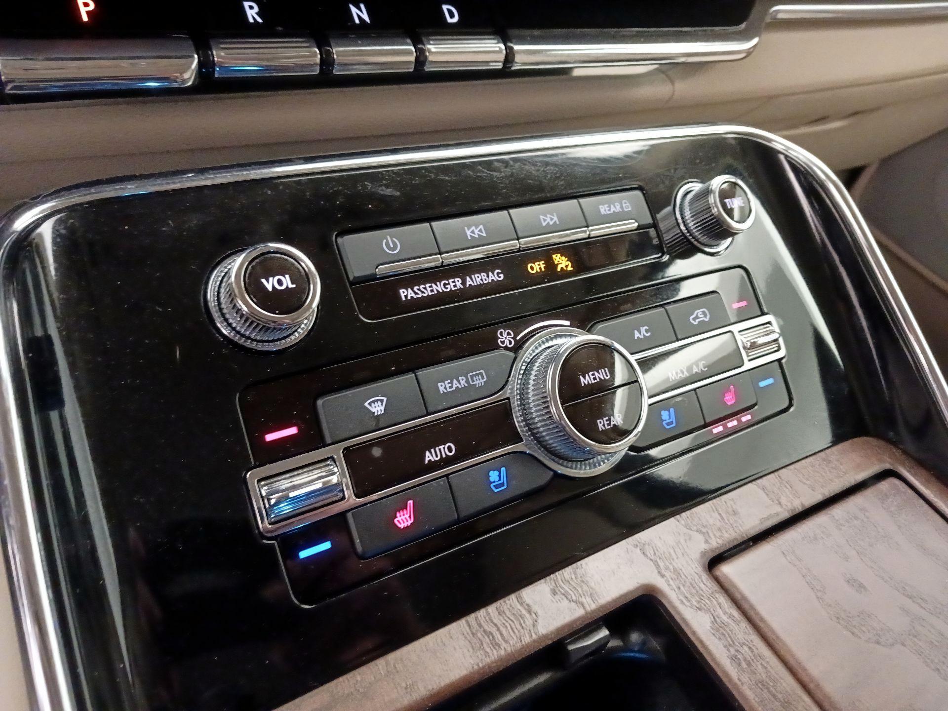 Thumbnail: 2021 Lincoln Navigator L - 17