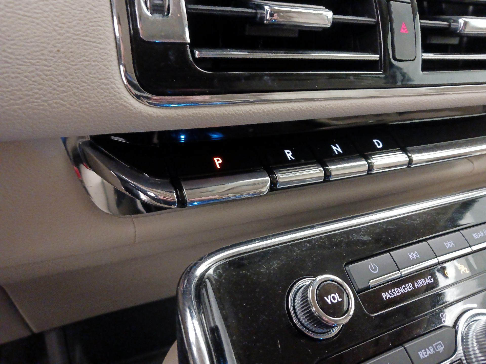 Thumbnail: 2021 Lincoln Navigator L - 18