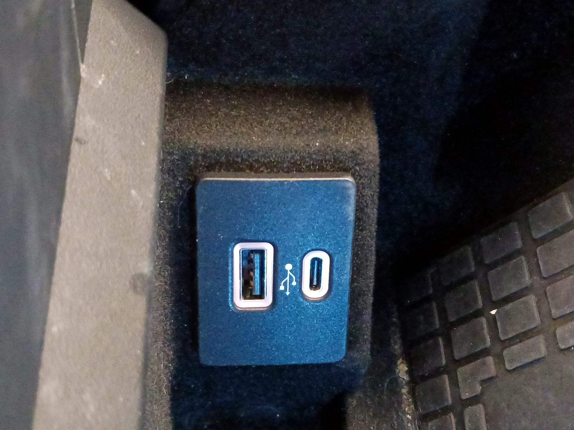 Thumbnail: 2021 Lincoln Navigator L - 19