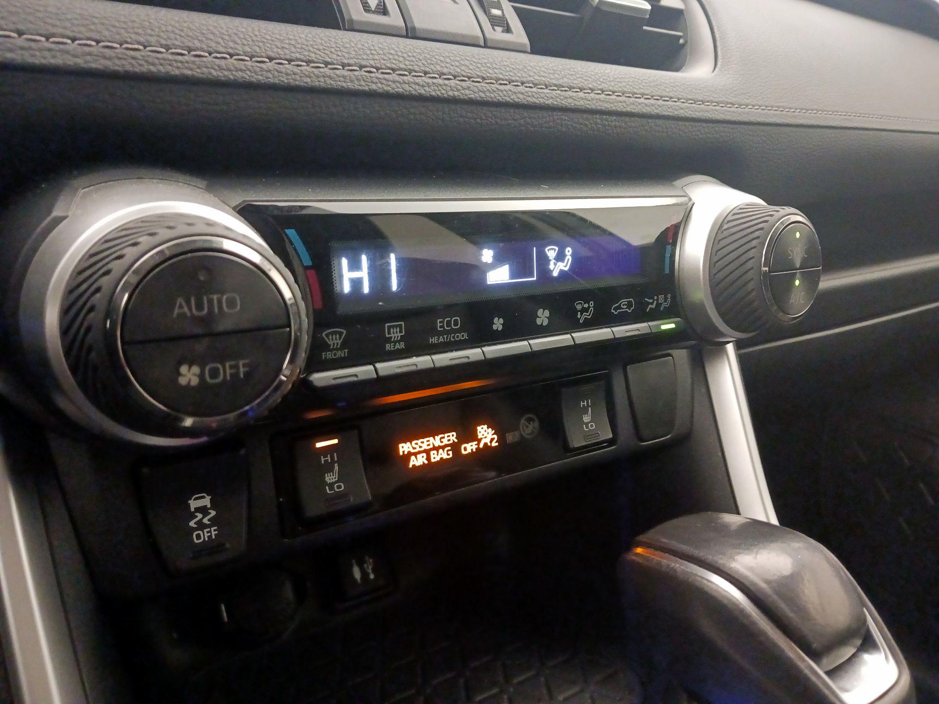 Thumbnail: 2019 Toyota RAV4 - 16