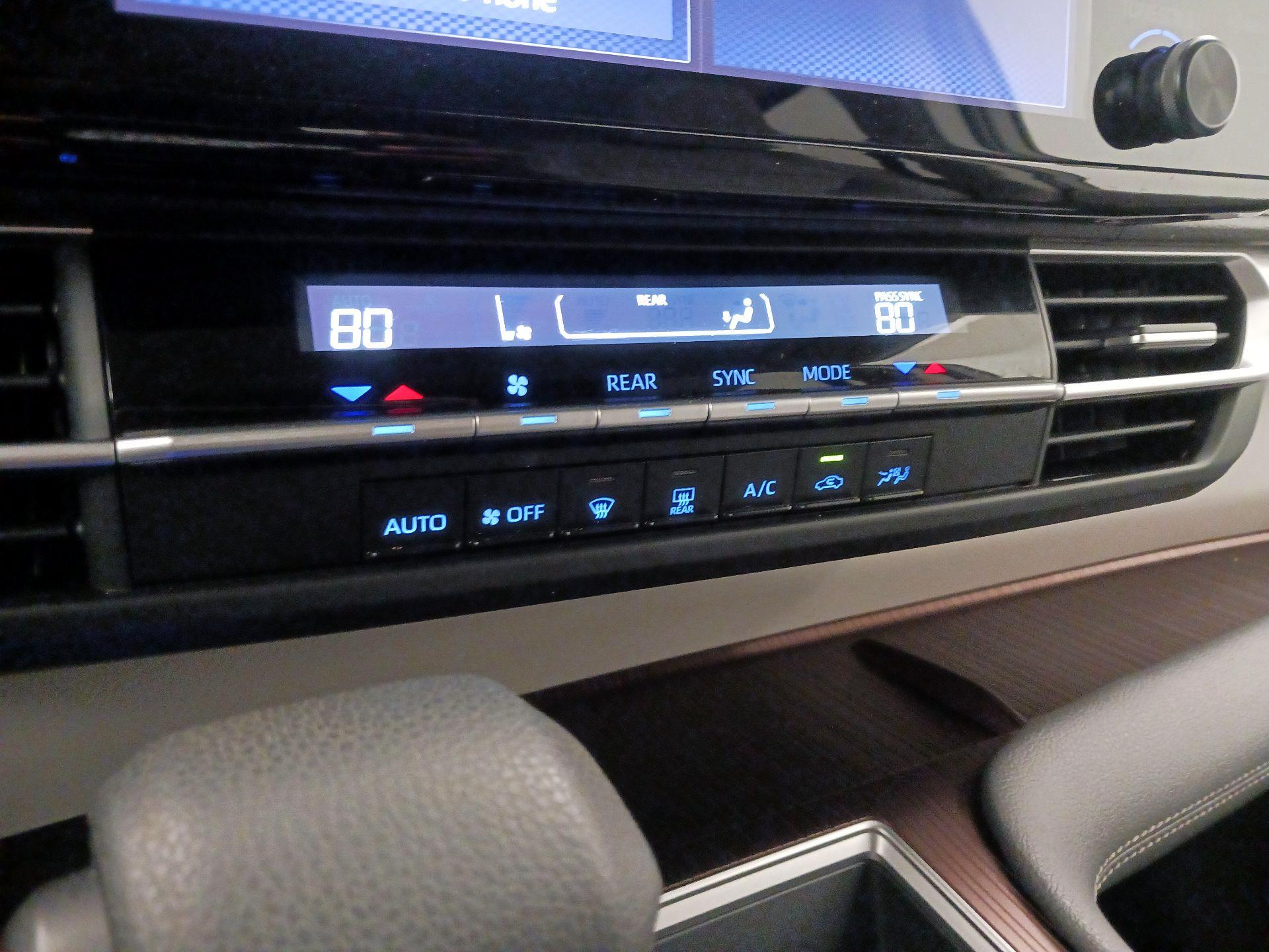 Thumbnail: 2022 Toyota Sienna - 16