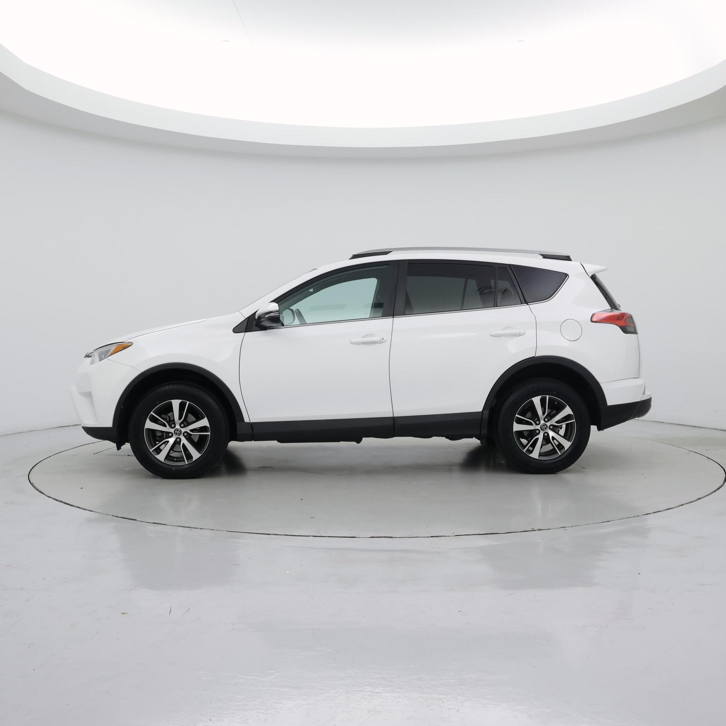 Thumbnail: 2018 Toyota RAV4 - 3