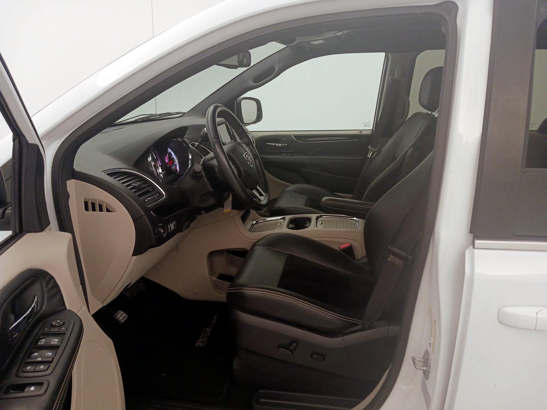 Thumbnail: 2017 Dodge Grand Caravan - 11