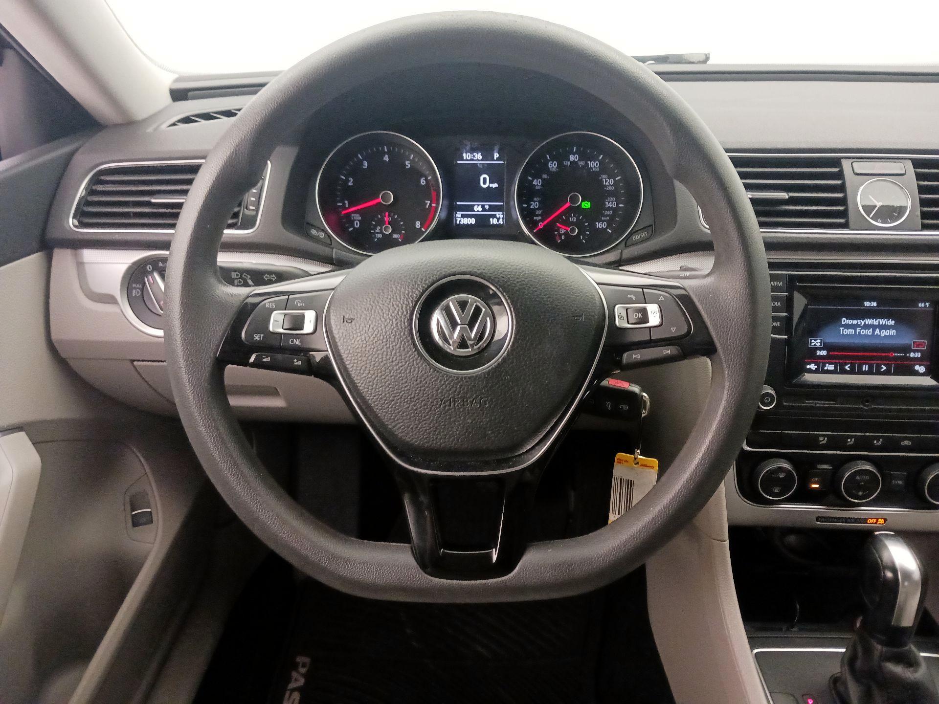 Thumbnail: 2016 Volkswagen Passat - 10