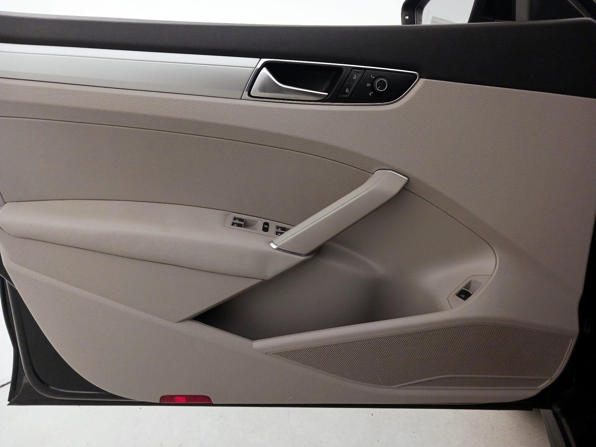 Thumbnail: 2016 Volkswagen Passat - 12