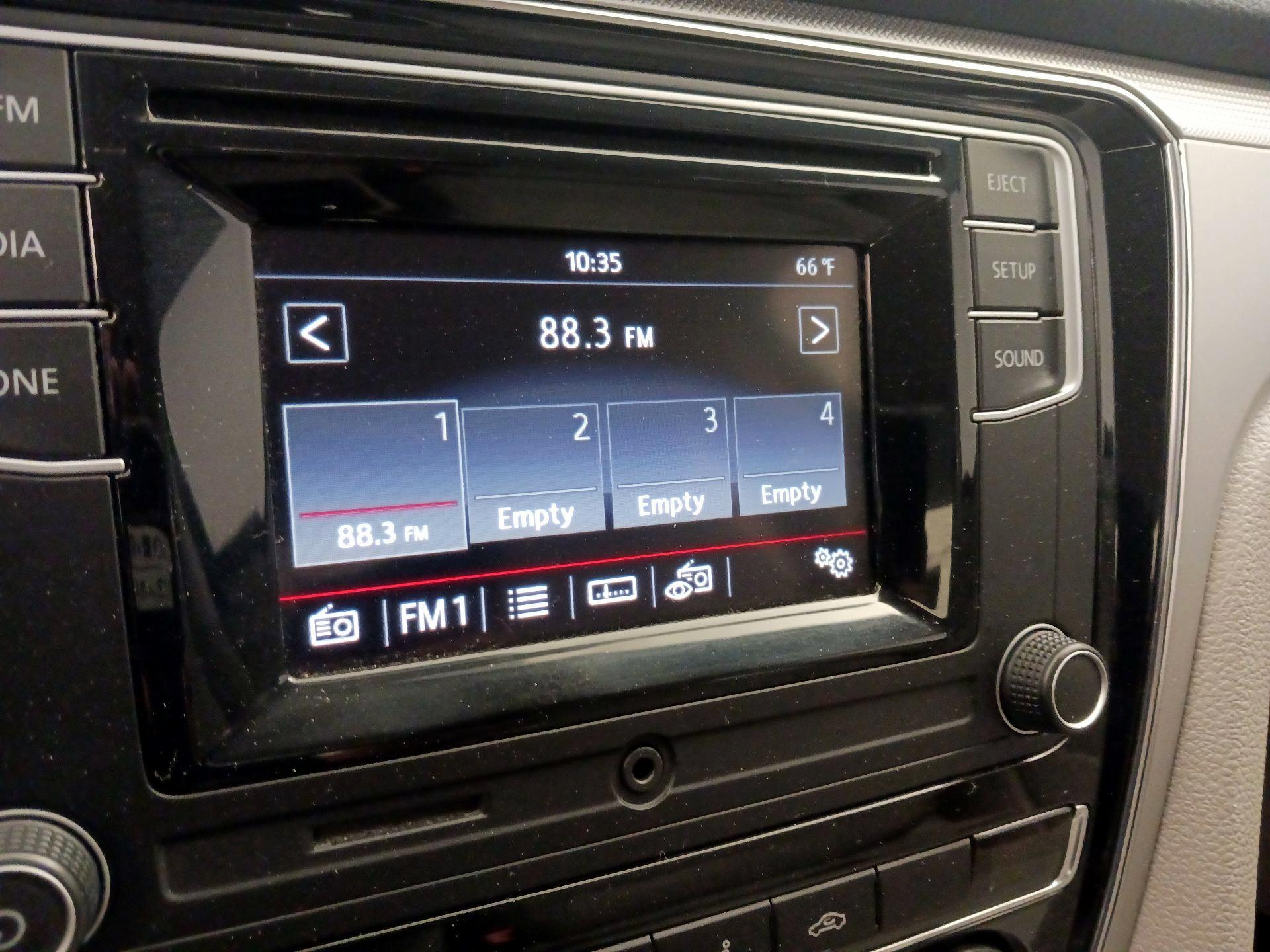 Thumbnail: 2016 Volkswagen Passat - 15