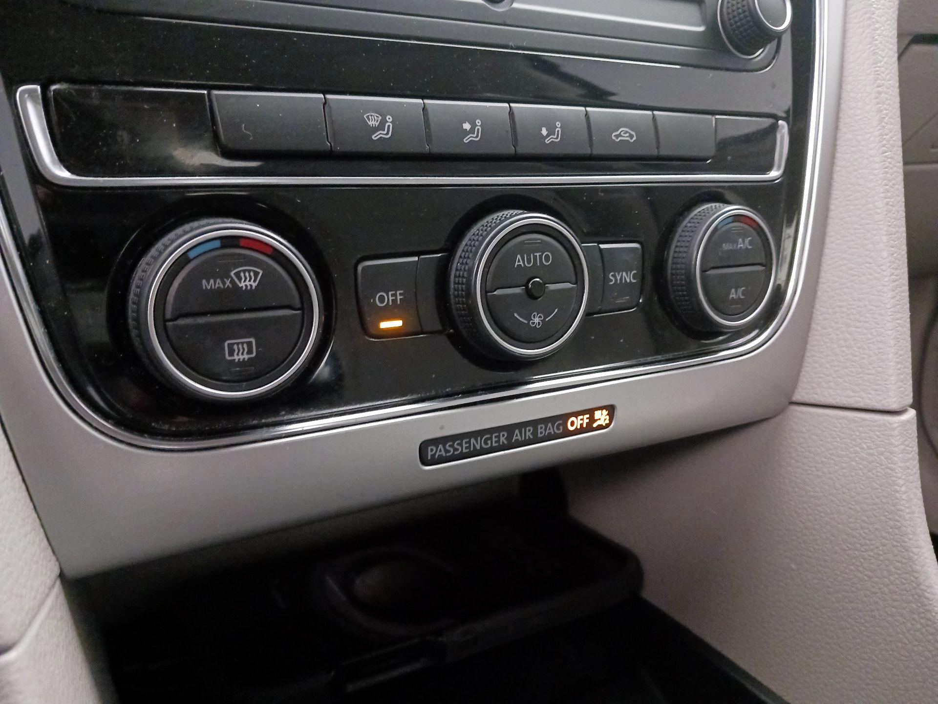 Thumbnail: 2016 Volkswagen Passat - 16