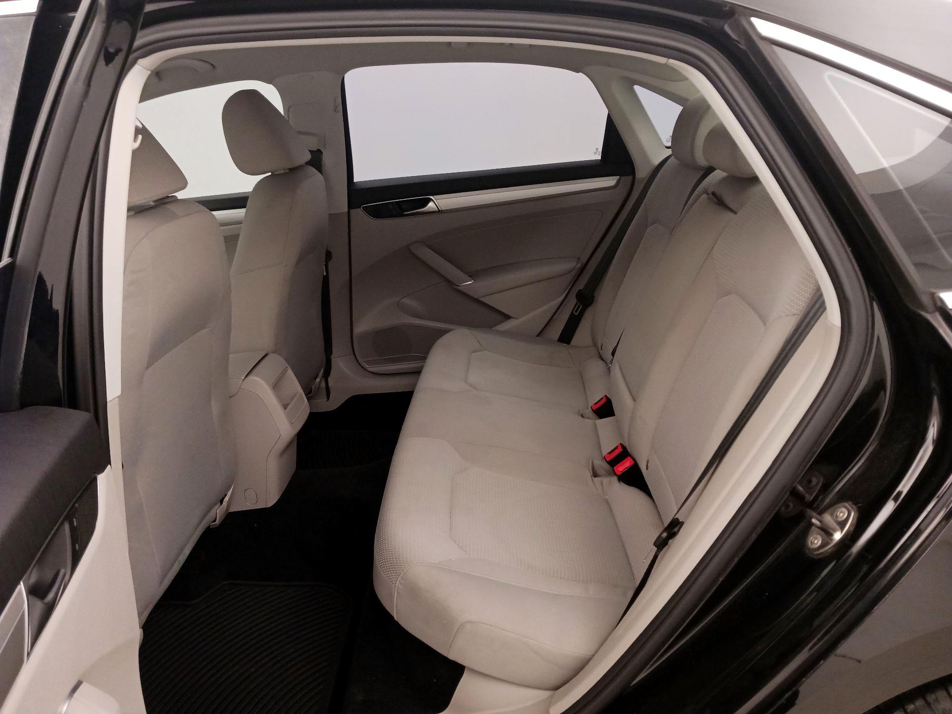 Thumbnail: 2016 Volkswagen Passat - 19