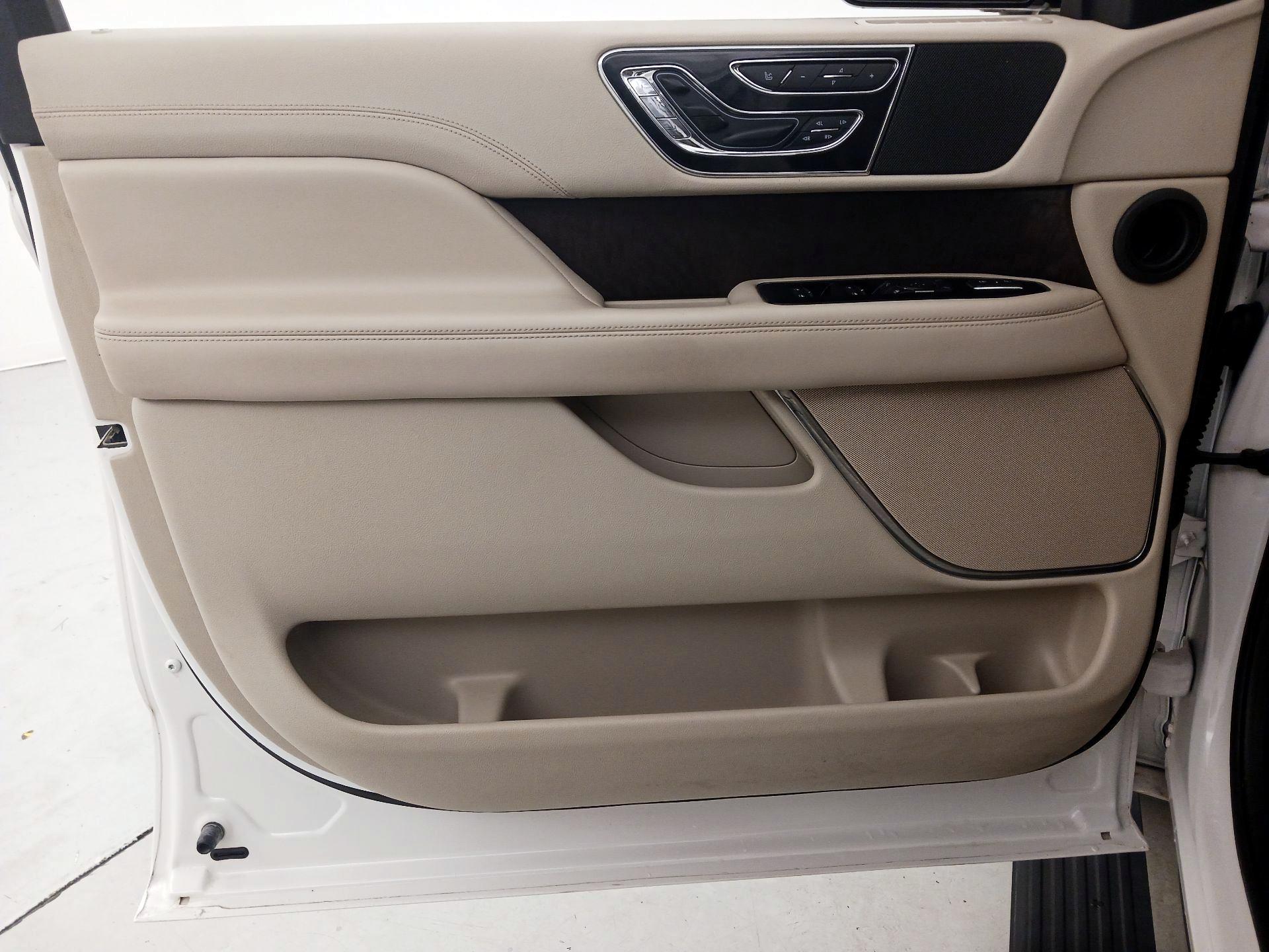 Thumbnail: 2019 Lincoln Navigator L - 12