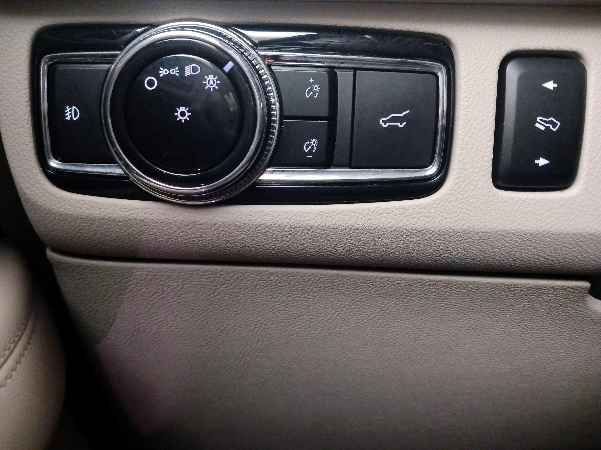 Thumbnail: 2019 Lincoln Navigator L - 13