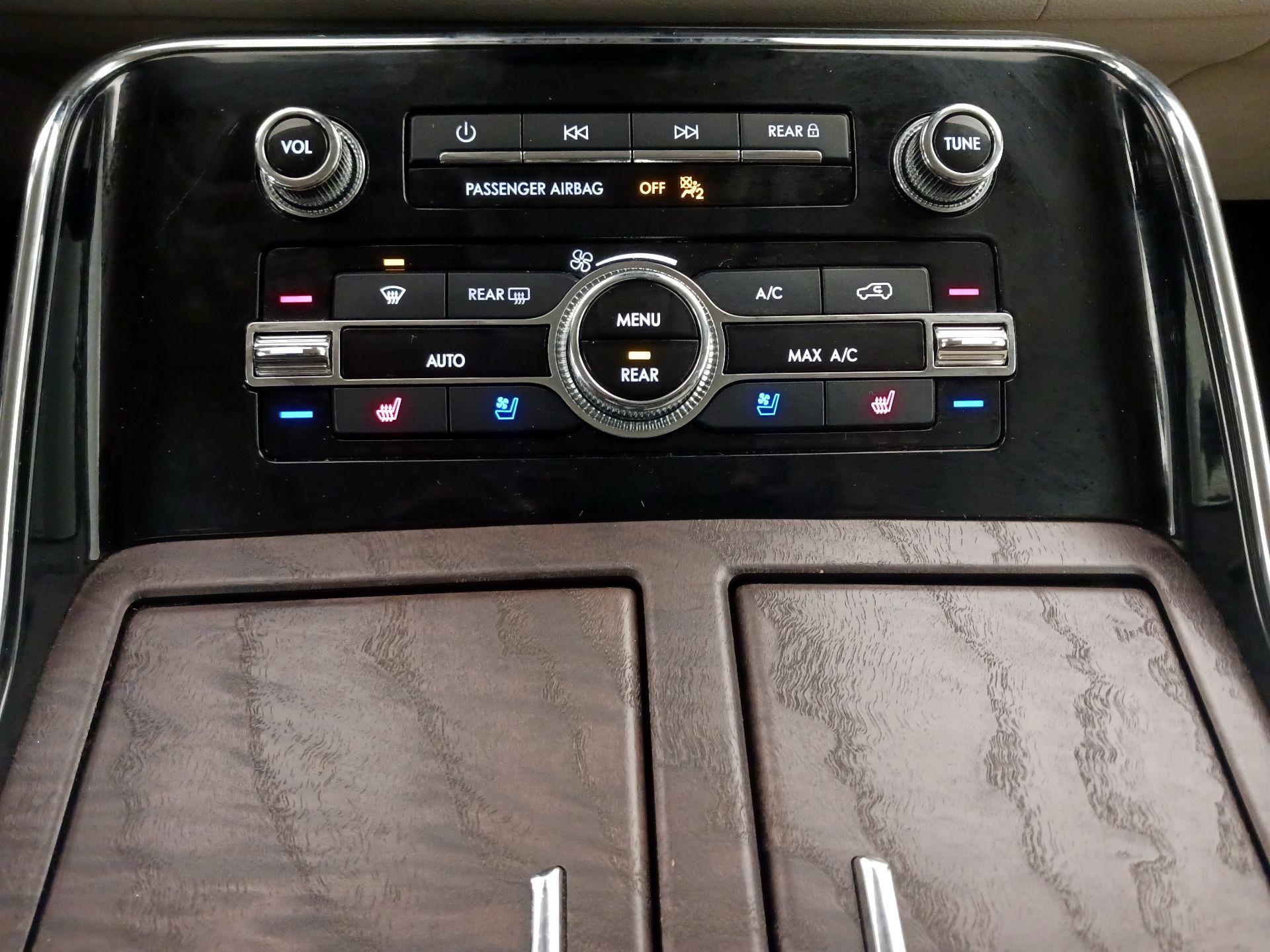 Thumbnail: 2019 Lincoln Navigator L - 17