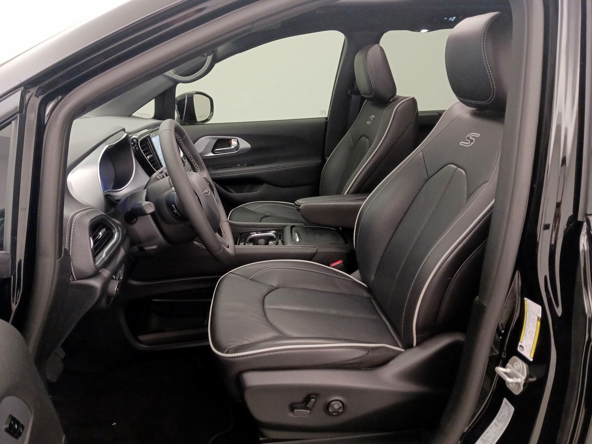 Thumbnail: 2026 Chrysler Pacifica - 11