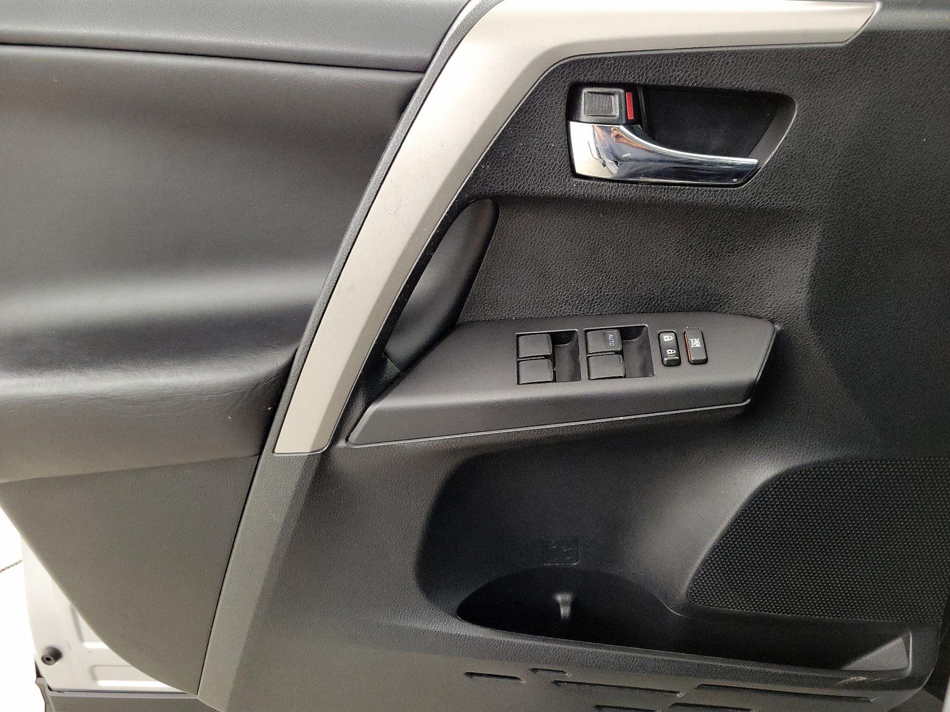 Thumbnail: 2018 Toyota RAV4 - 12