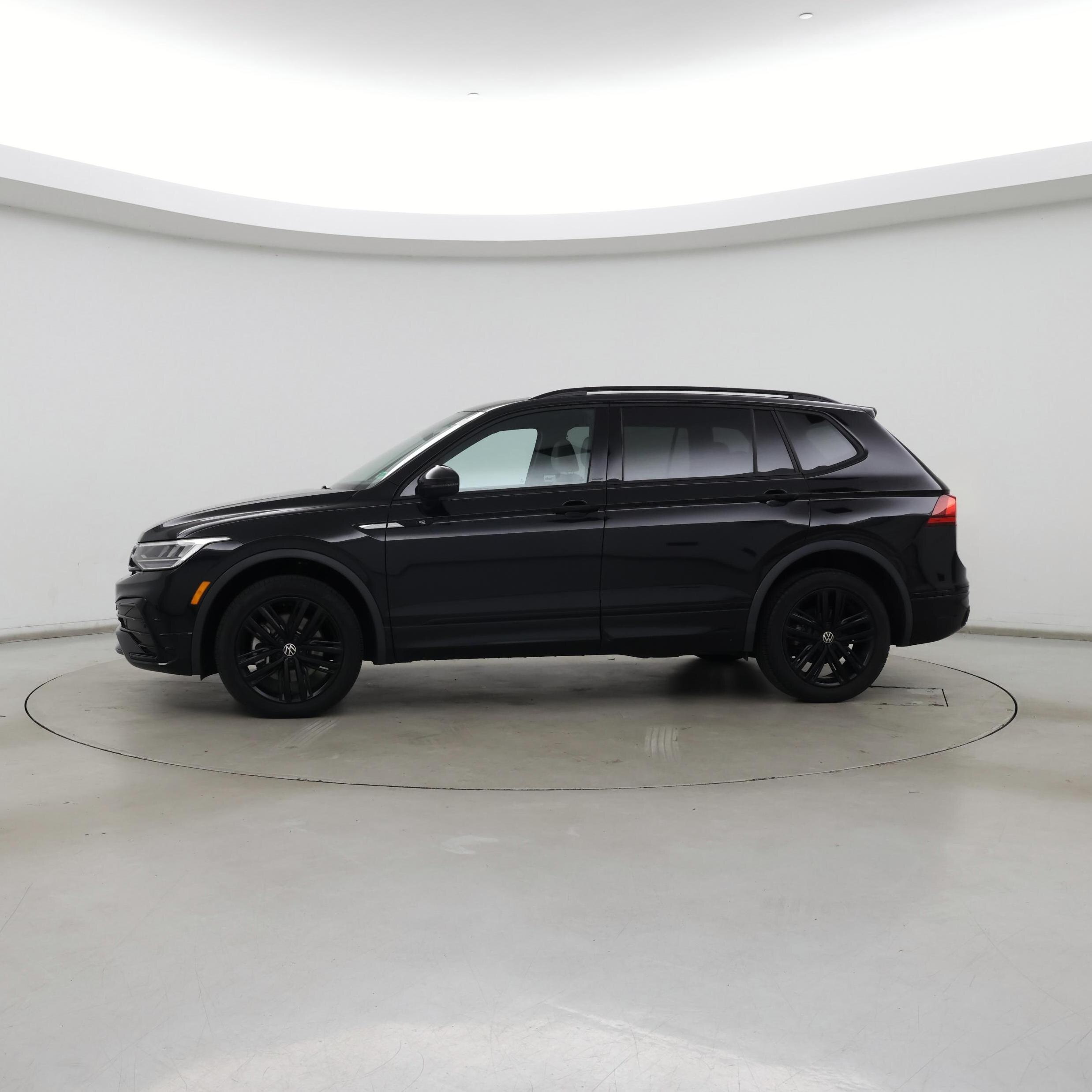 Thumbnail: 2022 Volkswagen Tiguan - 3