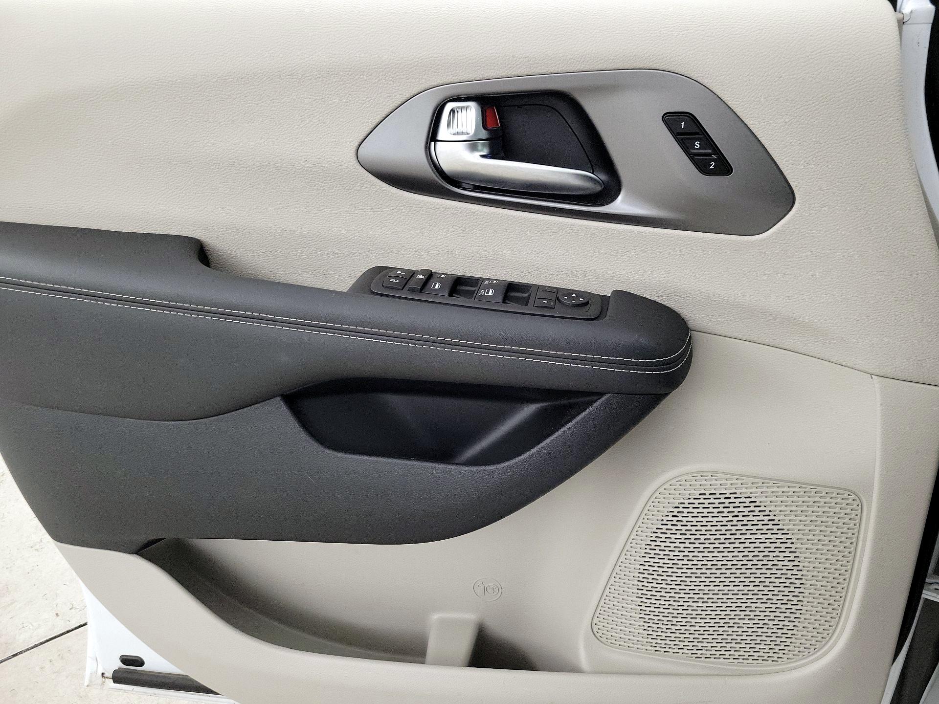 Thumbnail: 2024 Chrysler Pacifica - 12