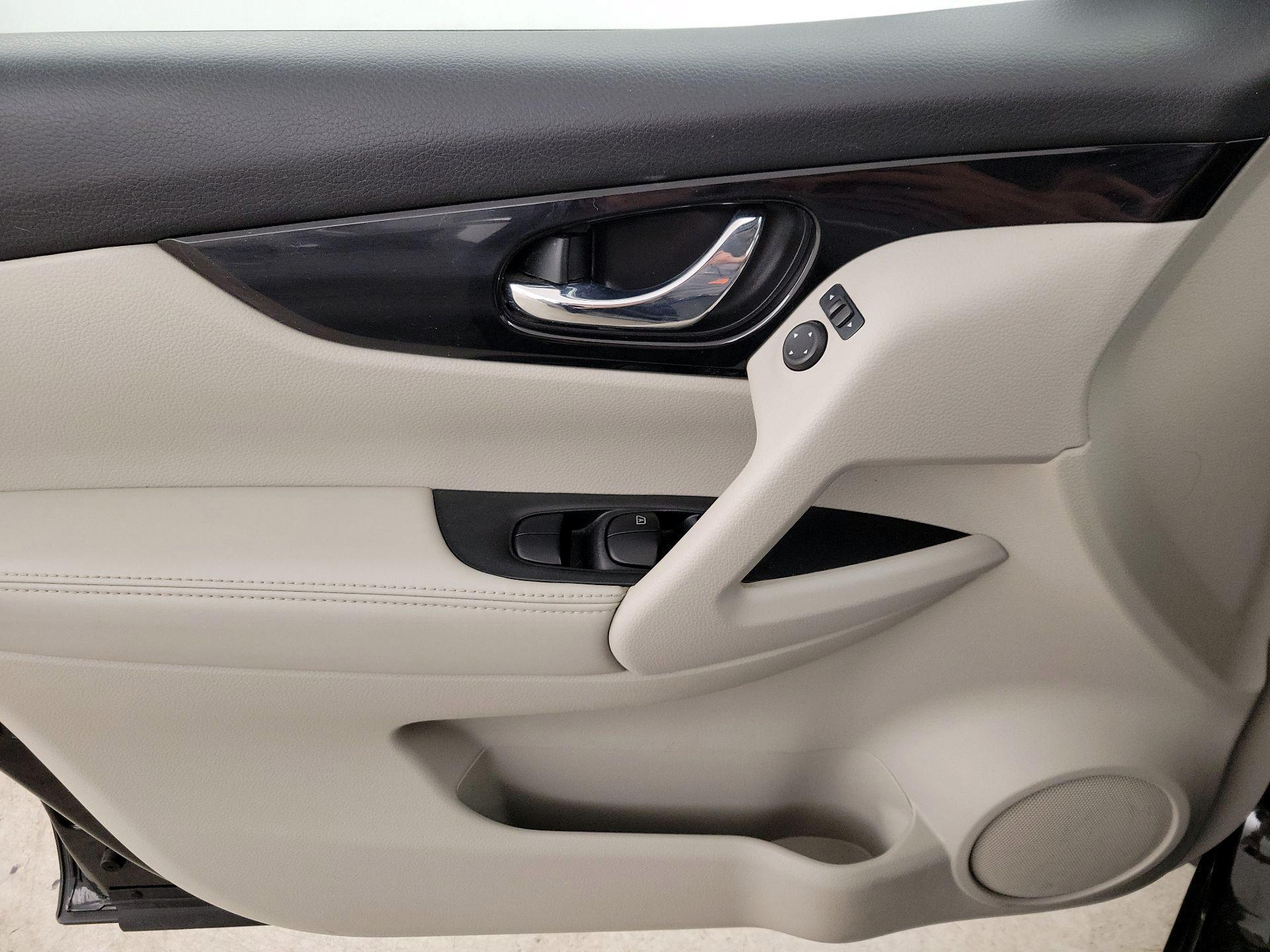 Thumbnail: 2020 Nissan Rogue Sport - 12