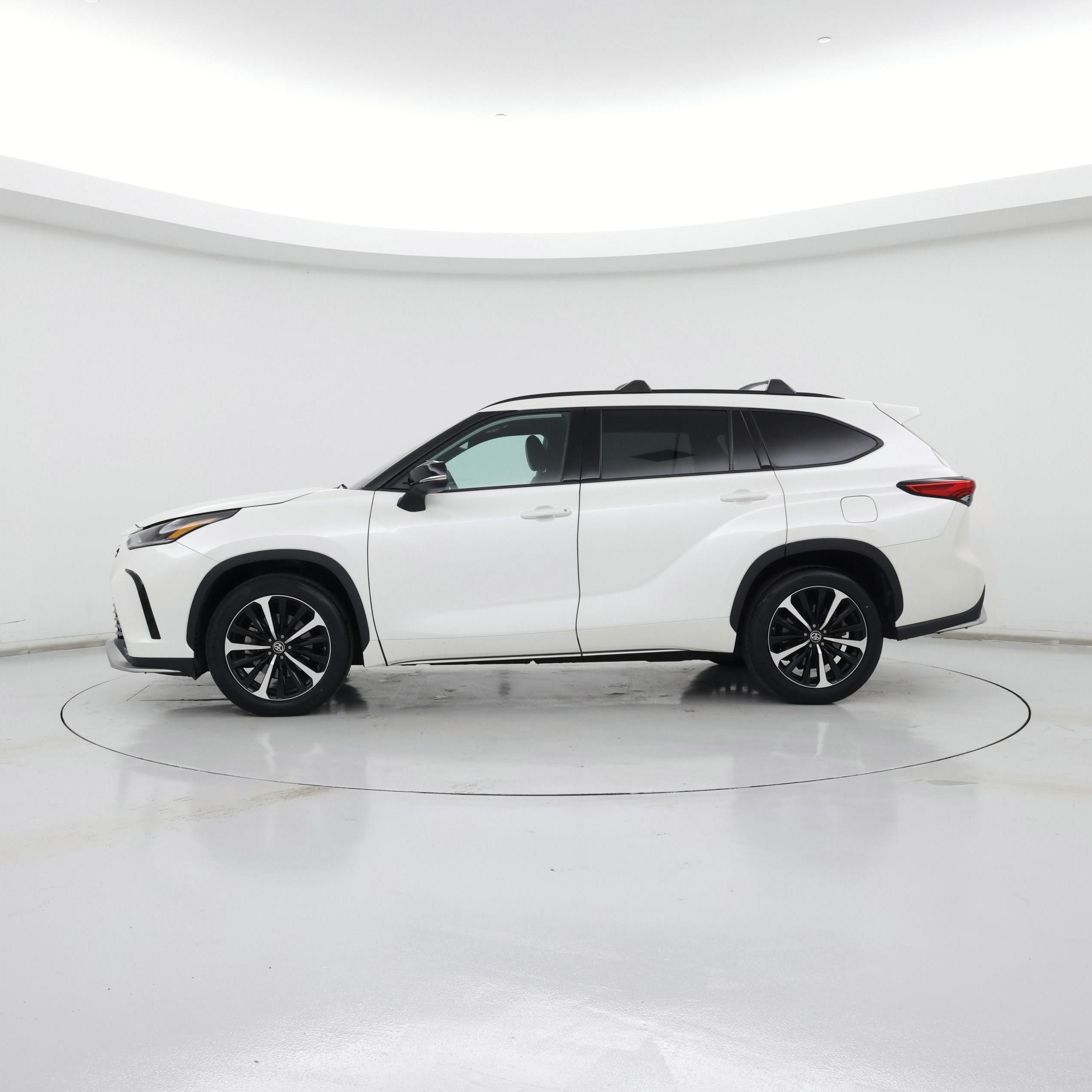 Thumbnail: 2021 Toyota Highlander - 3